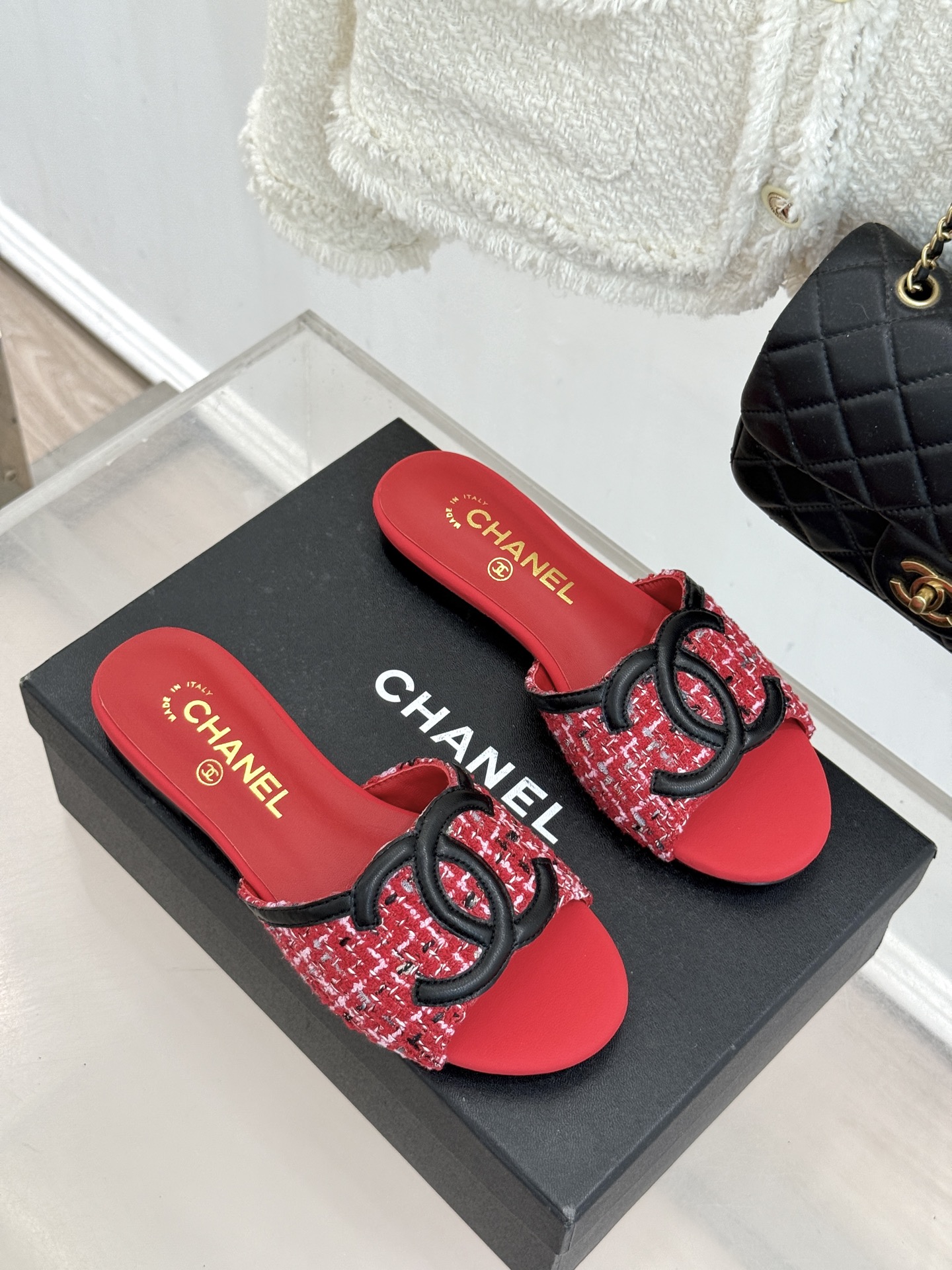 CHANE* ｜小香26S大双C拖鞋以极简轮廓重启法式优雅。标志性大双C设计 利落通透光影下尽显高级质感