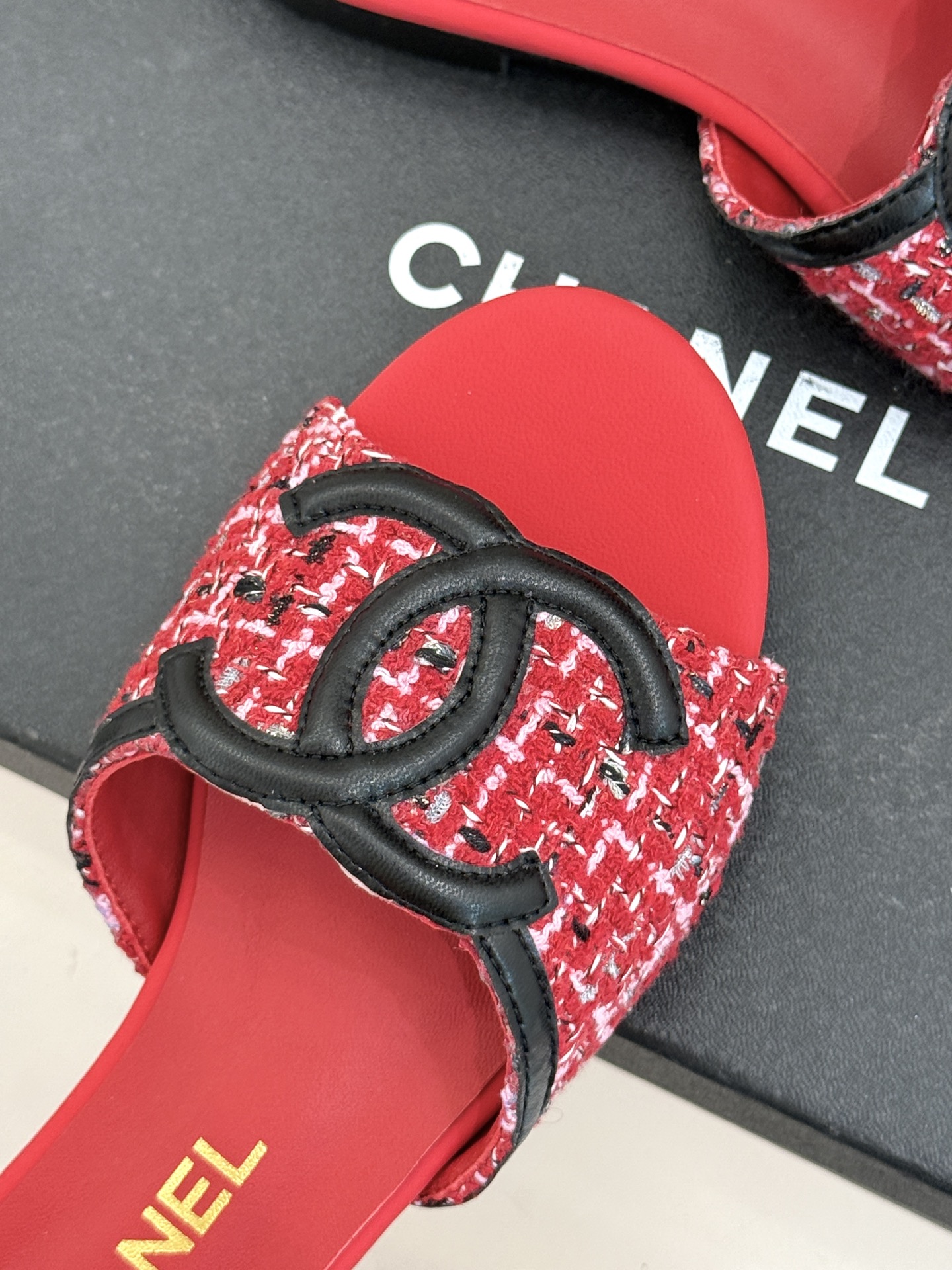 CHANE* ｜小香26S大双C拖鞋以极简轮廓重启法式优雅。标志性大双C设计 利落通透光影下尽显高级质感