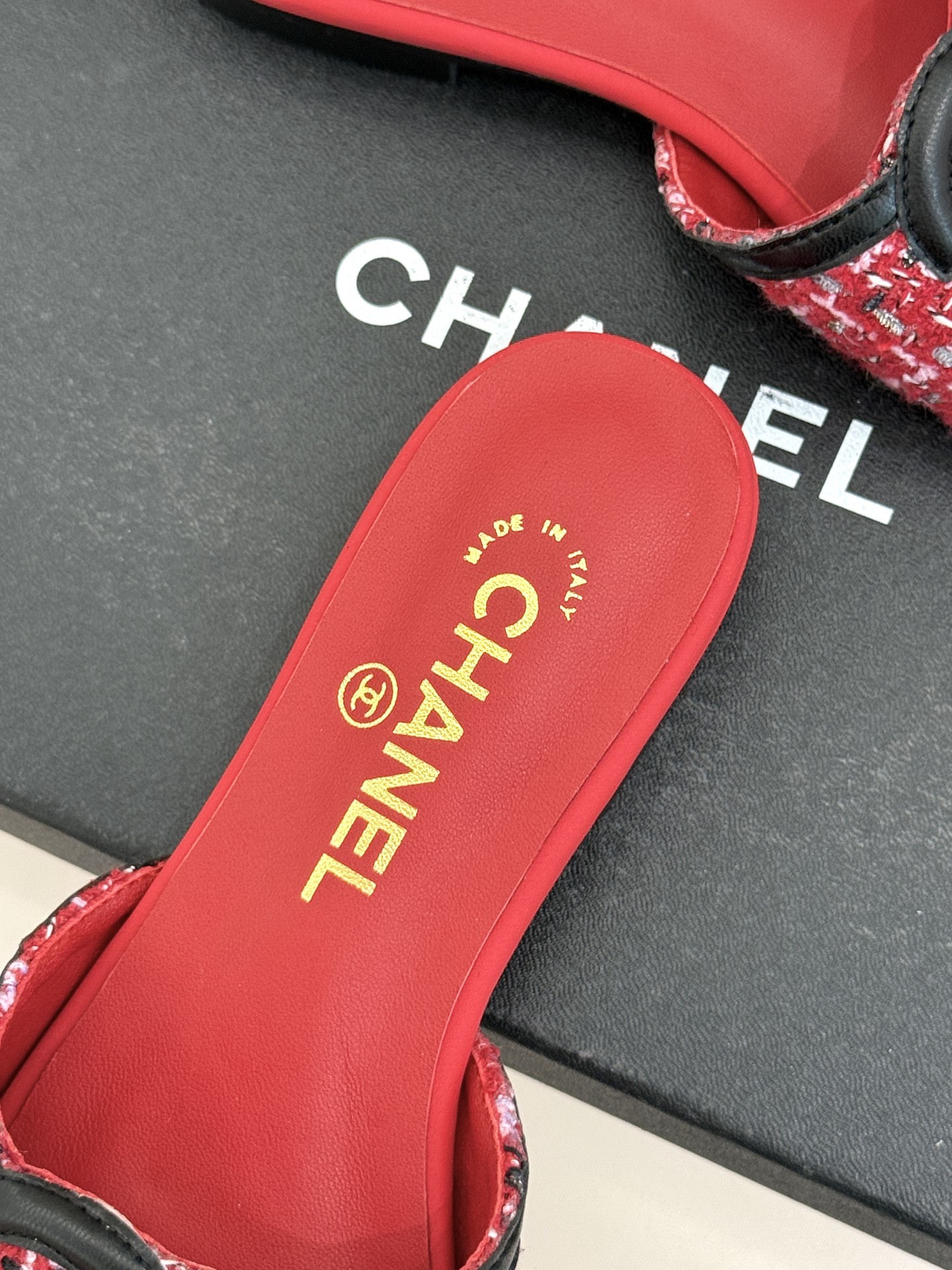 CHANE* ｜小香26S大双C拖鞋以极简轮廓重启法式优雅。标志性大双C设计 利落通透光影下尽显高级质感