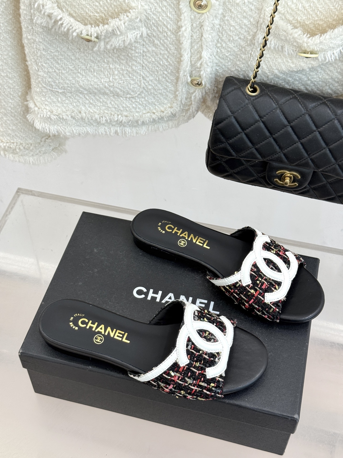 CHANE* ｜小香26S大双C拖鞋以极简轮廓重启法式优雅。标志性大双C设计 利落通透光影下尽显高级质感
