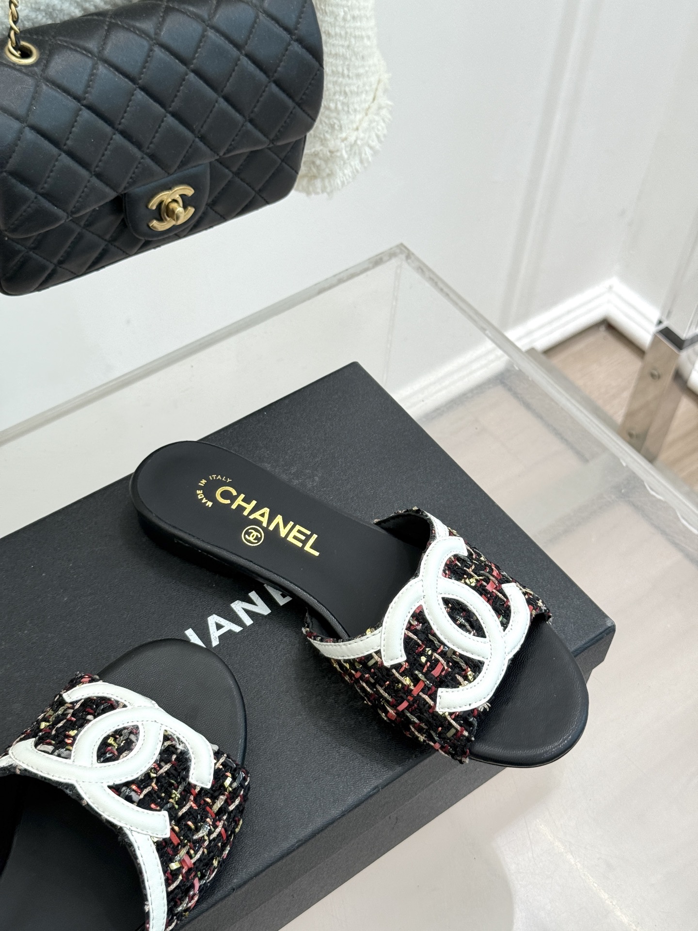 CHANE* ｜小香26S大双C拖鞋以极简轮廓重启法式优雅。标志性大双C设计 利落通透光影下尽显高级质感