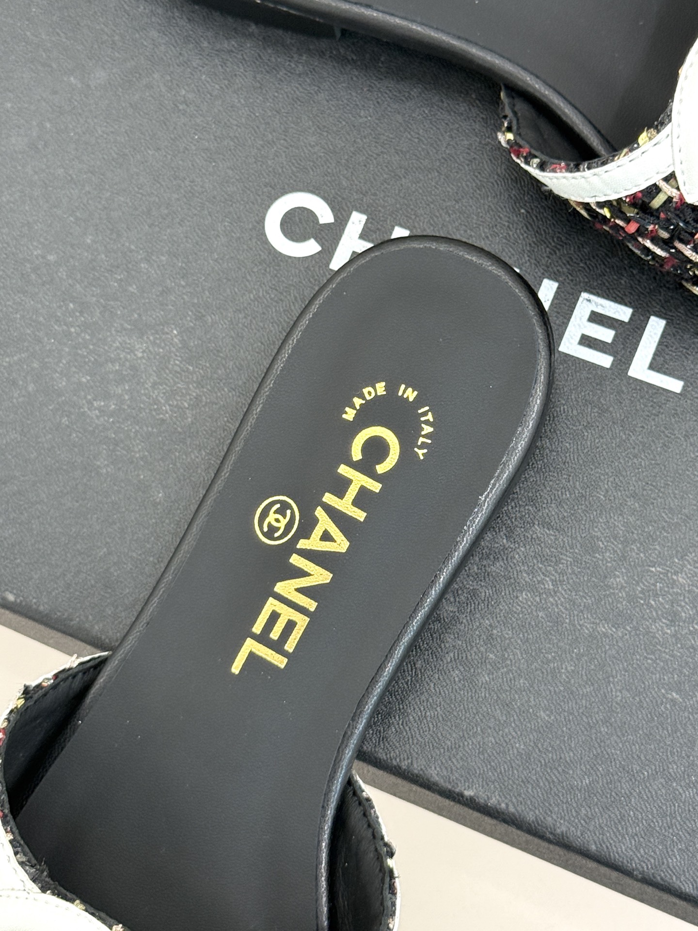 CHANE* ｜小香26S大双C拖鞋以极简轮廓重启法式优雅。标志性大双C设计 利落通透光影下尽显高级质感