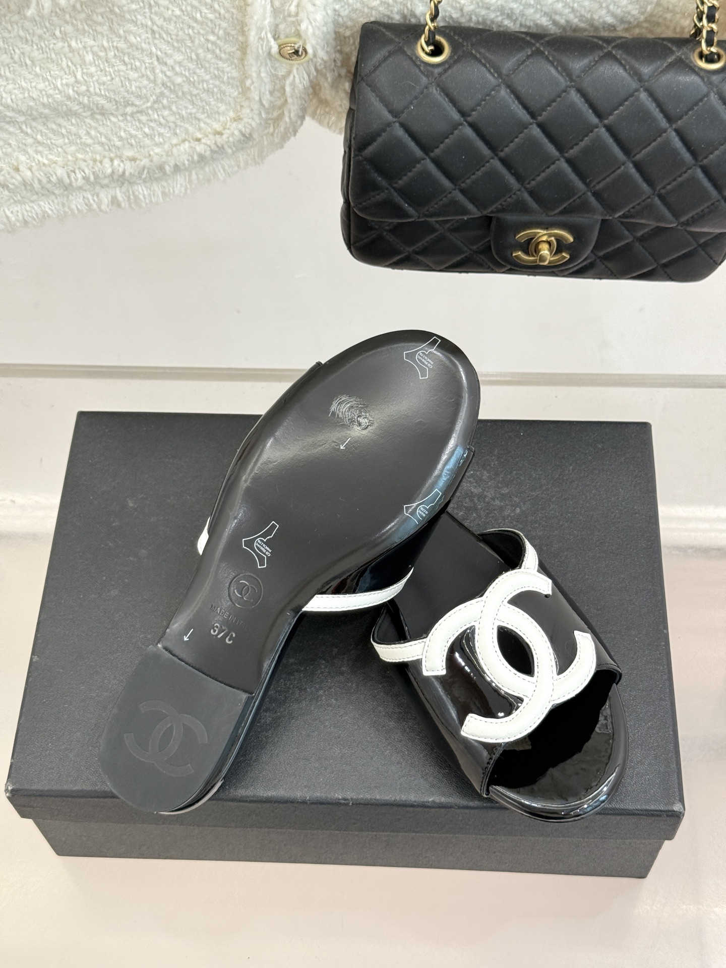 CHANE* ｜小香26S大双C拖鞋以极简轮廓重启法式优雅。标志性大双C设计 利落通透光影下尽显高级质感