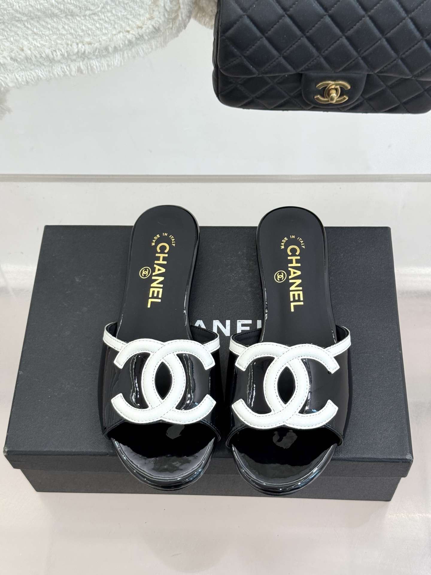 CHANE* ｜小香26S大双C拖鞋以极简轮廓重启法式优雅。标志性大双C设计 利落通透光影下尽显高级质感