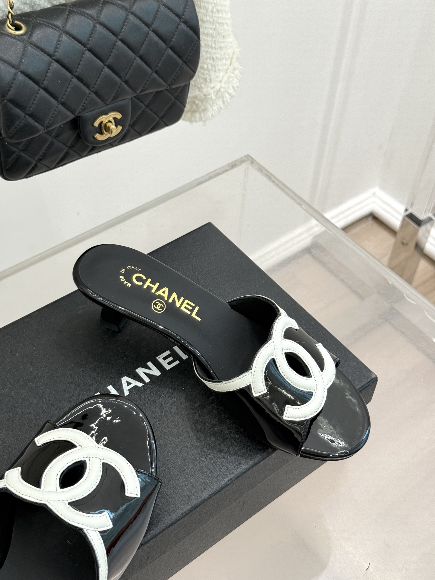 CHANE* ｜小香26S大双C拖鞋以极简轮廓重启法式优雅。标志性大双C设计 利落通透光影下尽显高级质感