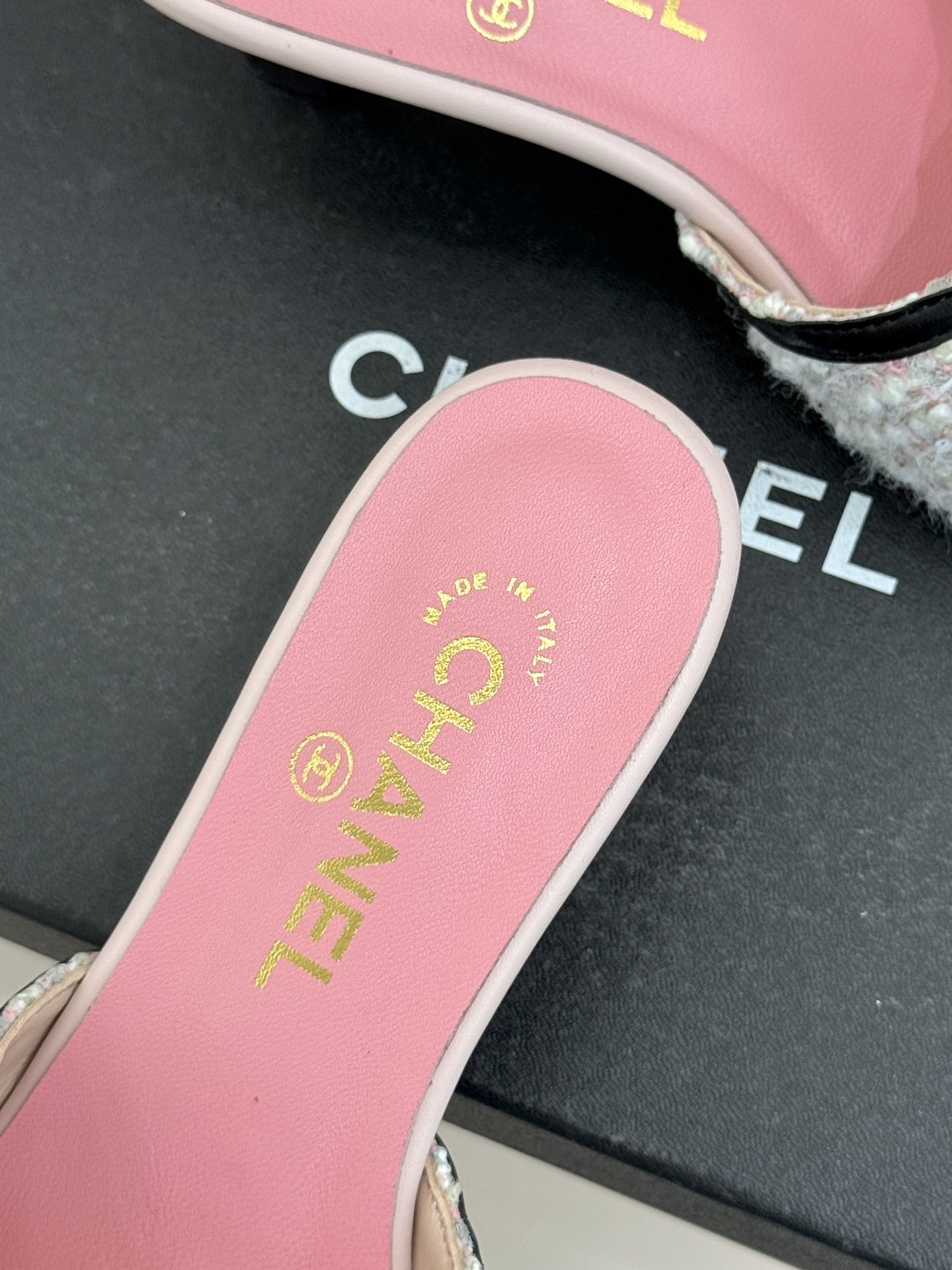 CHANE* ｜小香26S大双C拖鞋以极简轮廓重启法式优雅。标志性大双C设计 利落通透光影下尽显高级质感