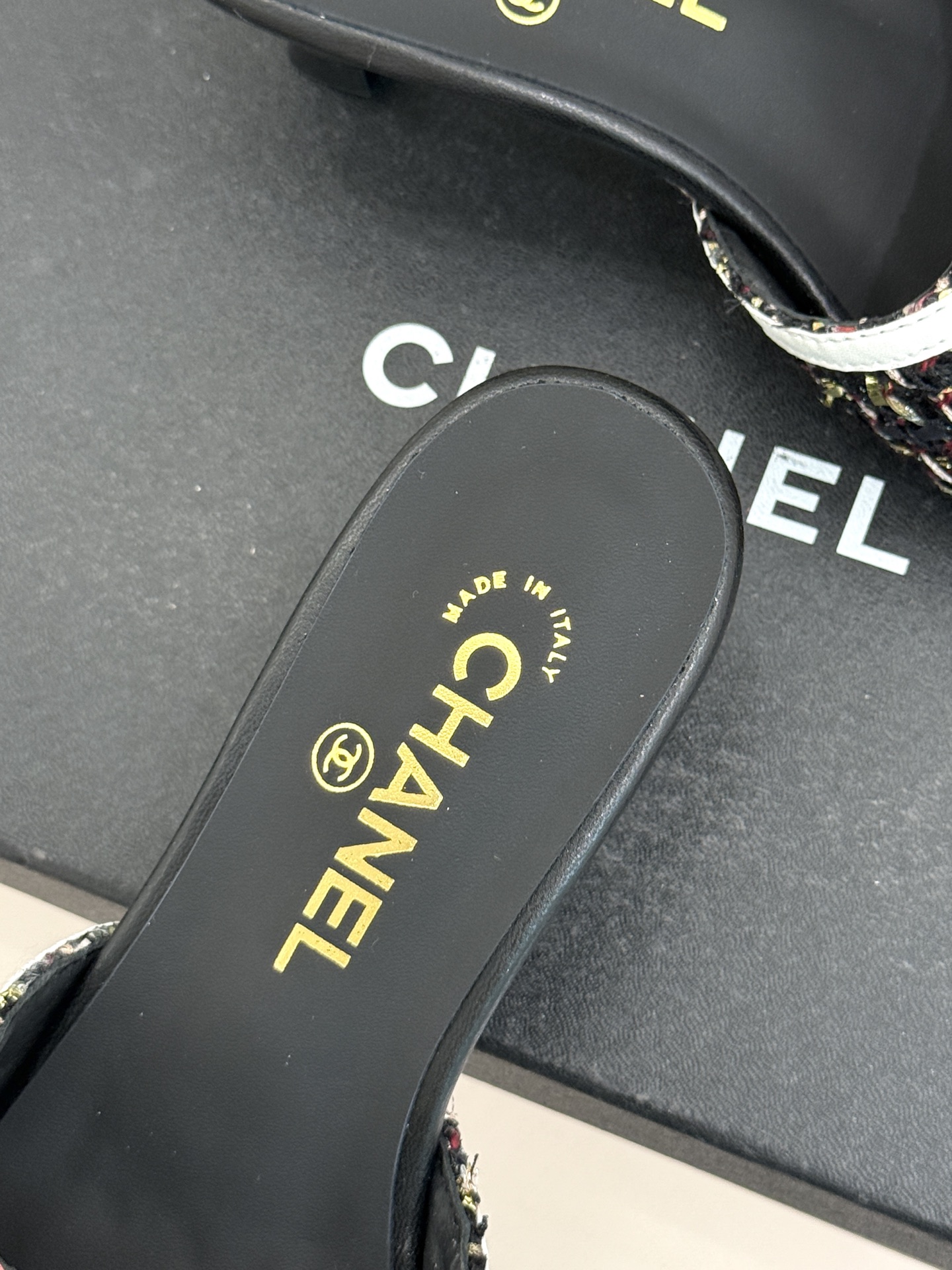 CHANE* ｜小香26S大双C拖鞋以极简轮廓重启法式优雅。标志性大双C设计 利落通透光影下尽显高级质感