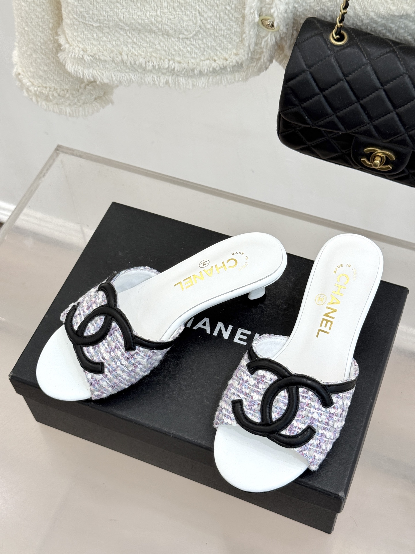 CHANE* ｜小香26S大双C拖鞋以极简轮廓重启法式优雅。标志性大双C设计 利落通透光影下尽显高级质感
