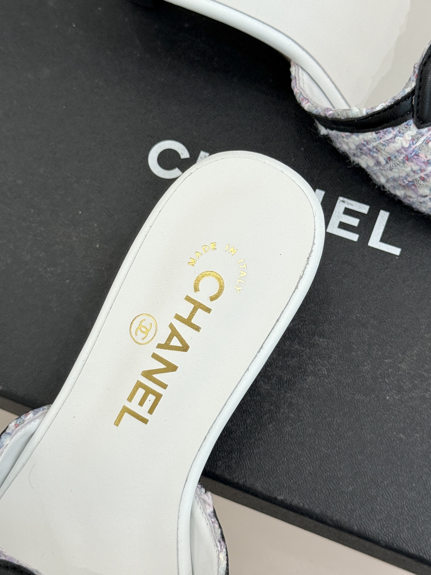 CHANE* ｜小香26S大双C拖鞋以极简轮廓重启法式优雅。标志性大双C设计 利落通透光影下尽显高级质感