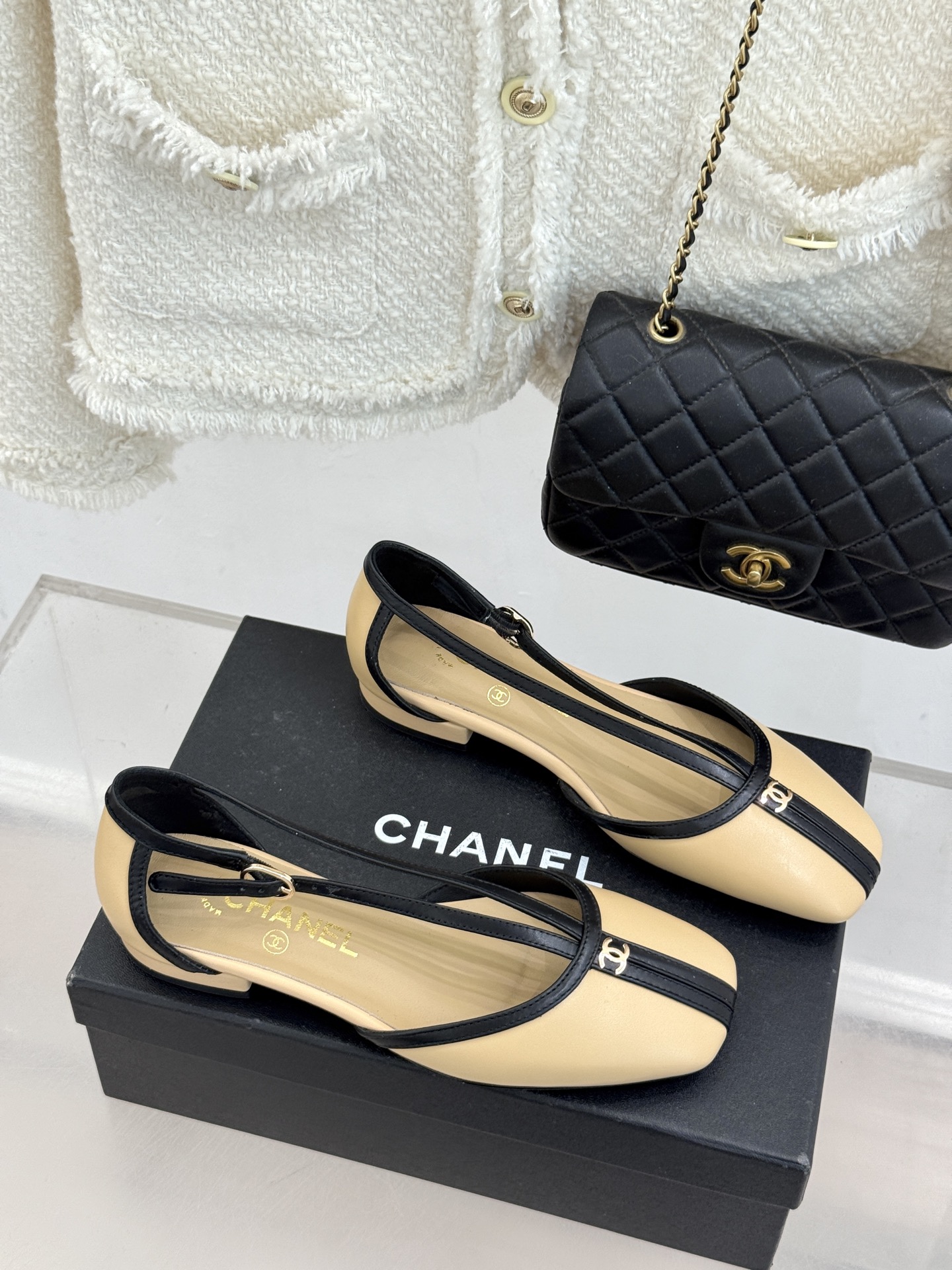 CHANE*｜小香26P小双C拼接V口方头细带中空凉鞋以极简轮廓藏奢美细节。方头鞋型修饰脚型 显利落气质
