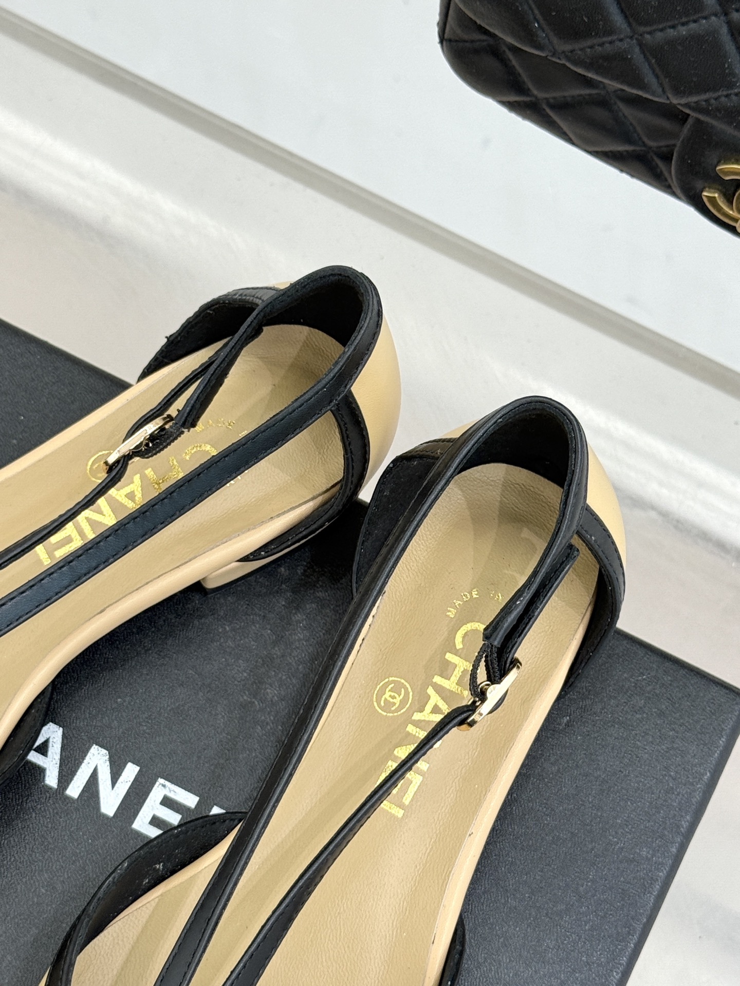 CHANE*｜小香26P小双C拼接V口方头细带中空凉鞋以极简轮廓藏奢美细节。方头鞋型修饰脚型 显利落气质