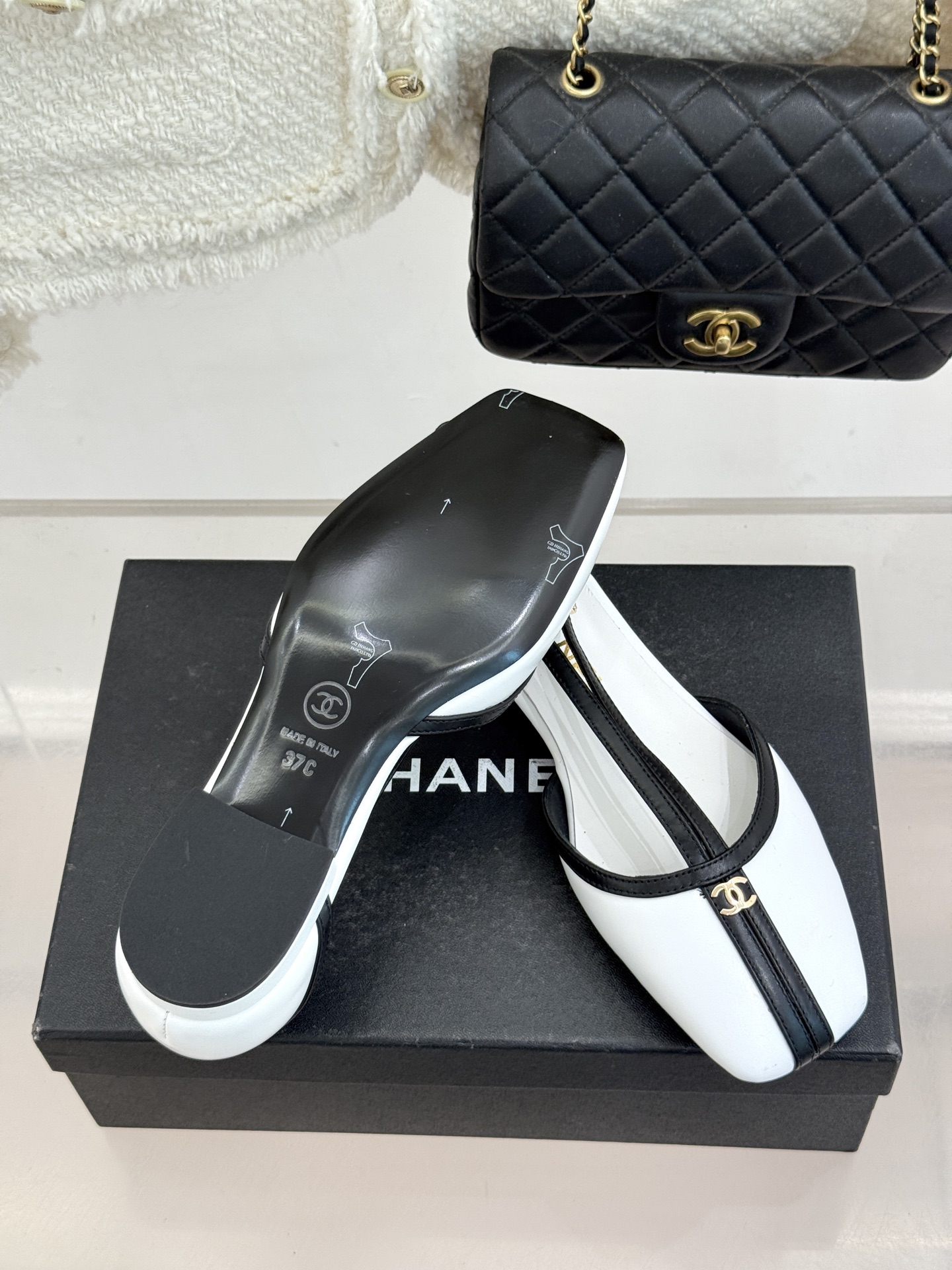 CHANE*｜小香26P小双C拼接V口方头细带中空凉鞋以极简轮廓藏奢美细节。方头鞋型修饰脚型 显利落气质