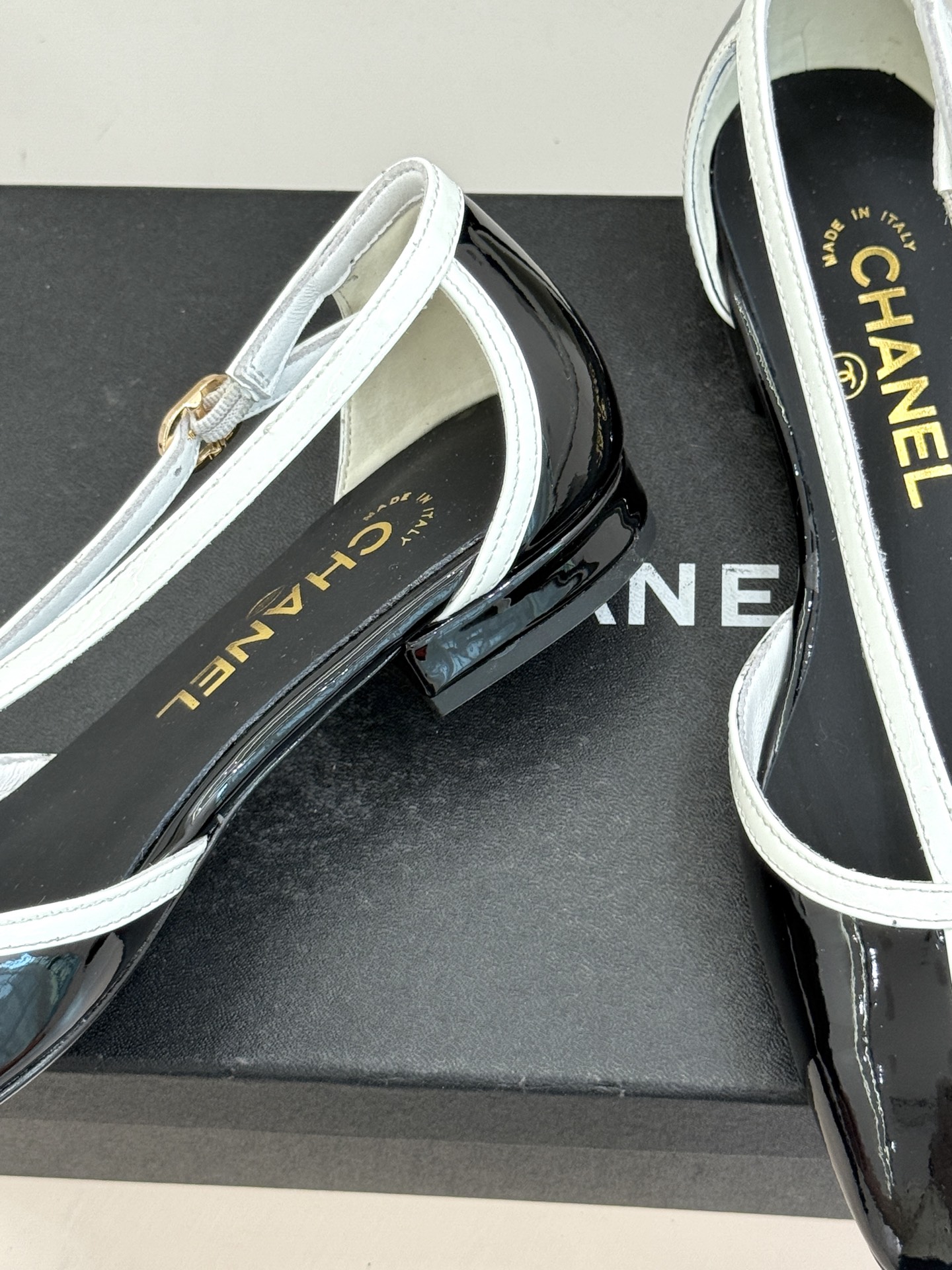 CHANE*｜小香26P小双C拼接V口方头细带中空凉鞋以极简轮廓藏奢美细节。方头鞋型修饰脚型 显利落气质