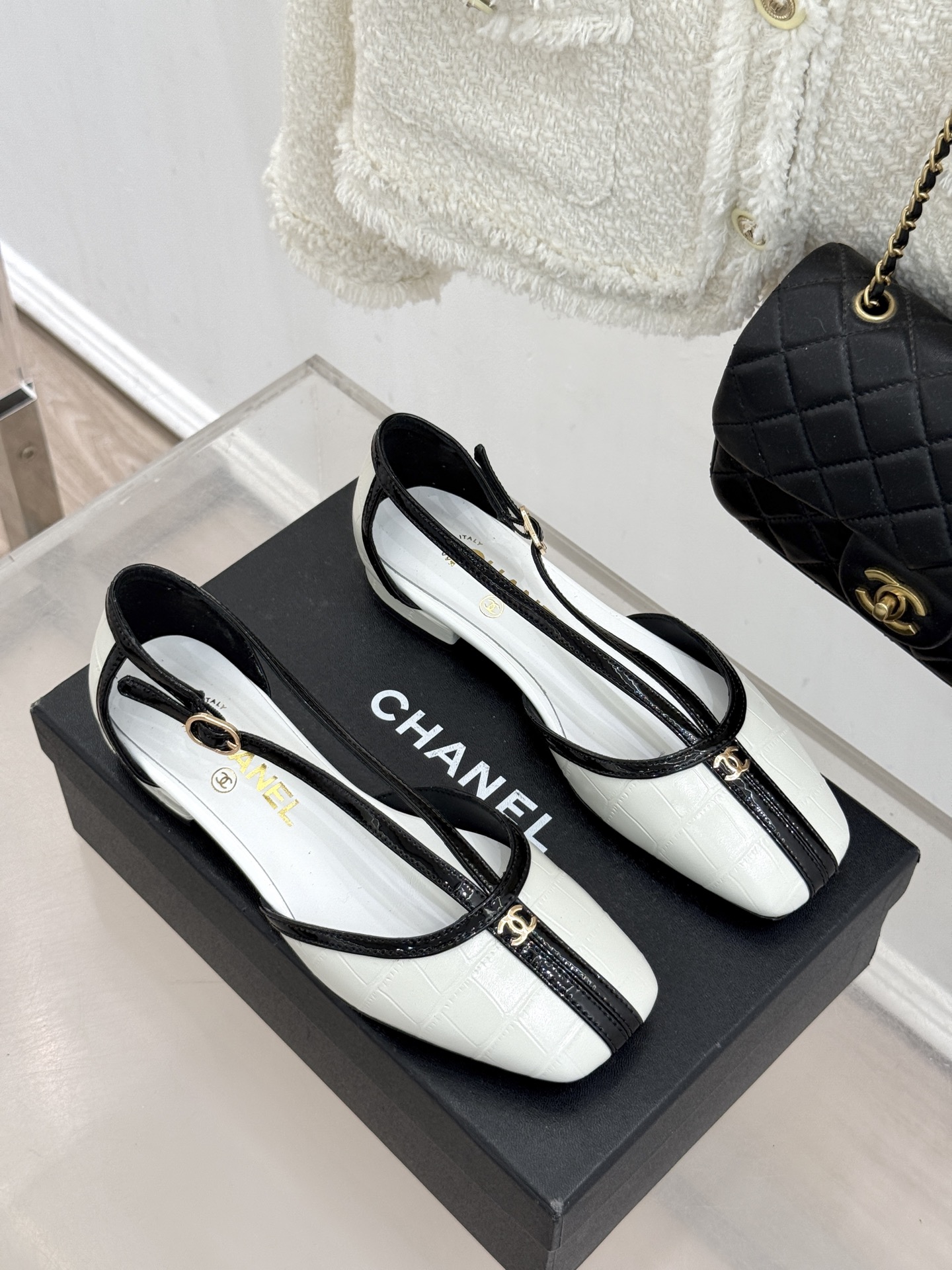 CHANE*｜小香26P小双C拼接V口方头细带中空凉鞋以极简轮廓藏奢美细节。方头鞋型修饰脚型 显利落气质