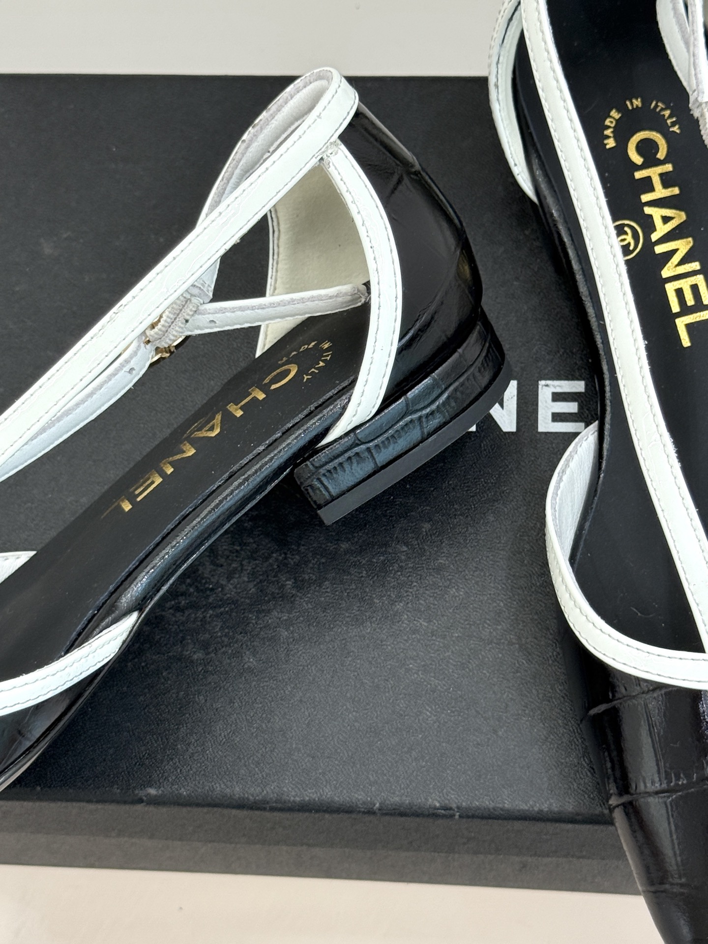 CHANE*｜小香26P小双C拼接V口方头细带中空凉鞋以极简轮廓藏奢美细节。方头鞋型修饰脚型 显利落气质