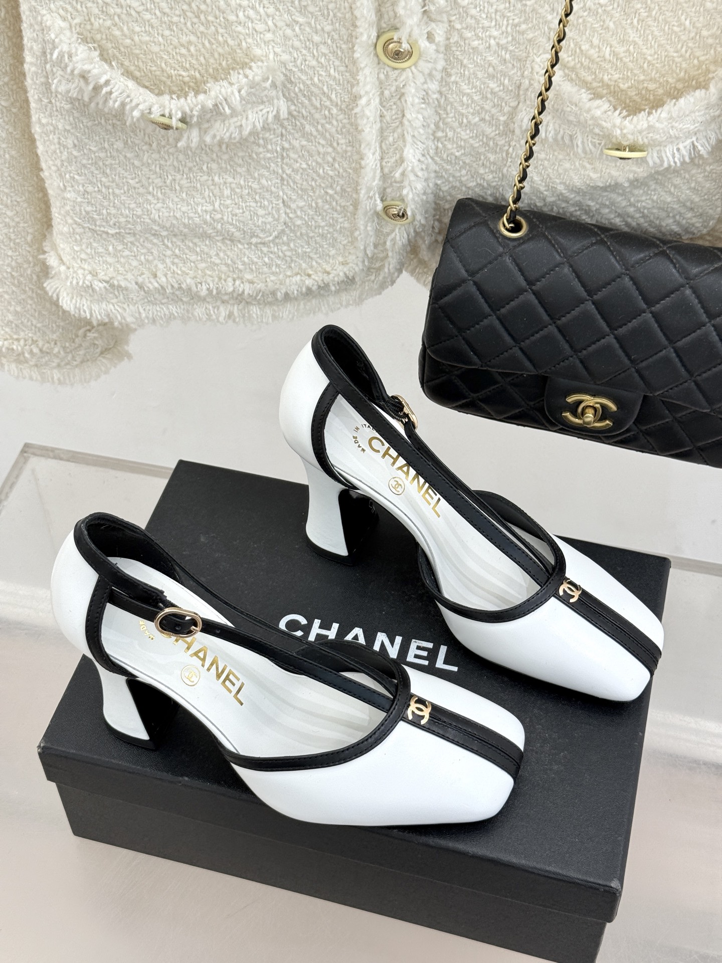 CHANE*｜小香26P小双C拼接V口方头细带中空凉鞋以极简轮廓藏奢美细节。方头鞋型修饰脚型 显利落气质