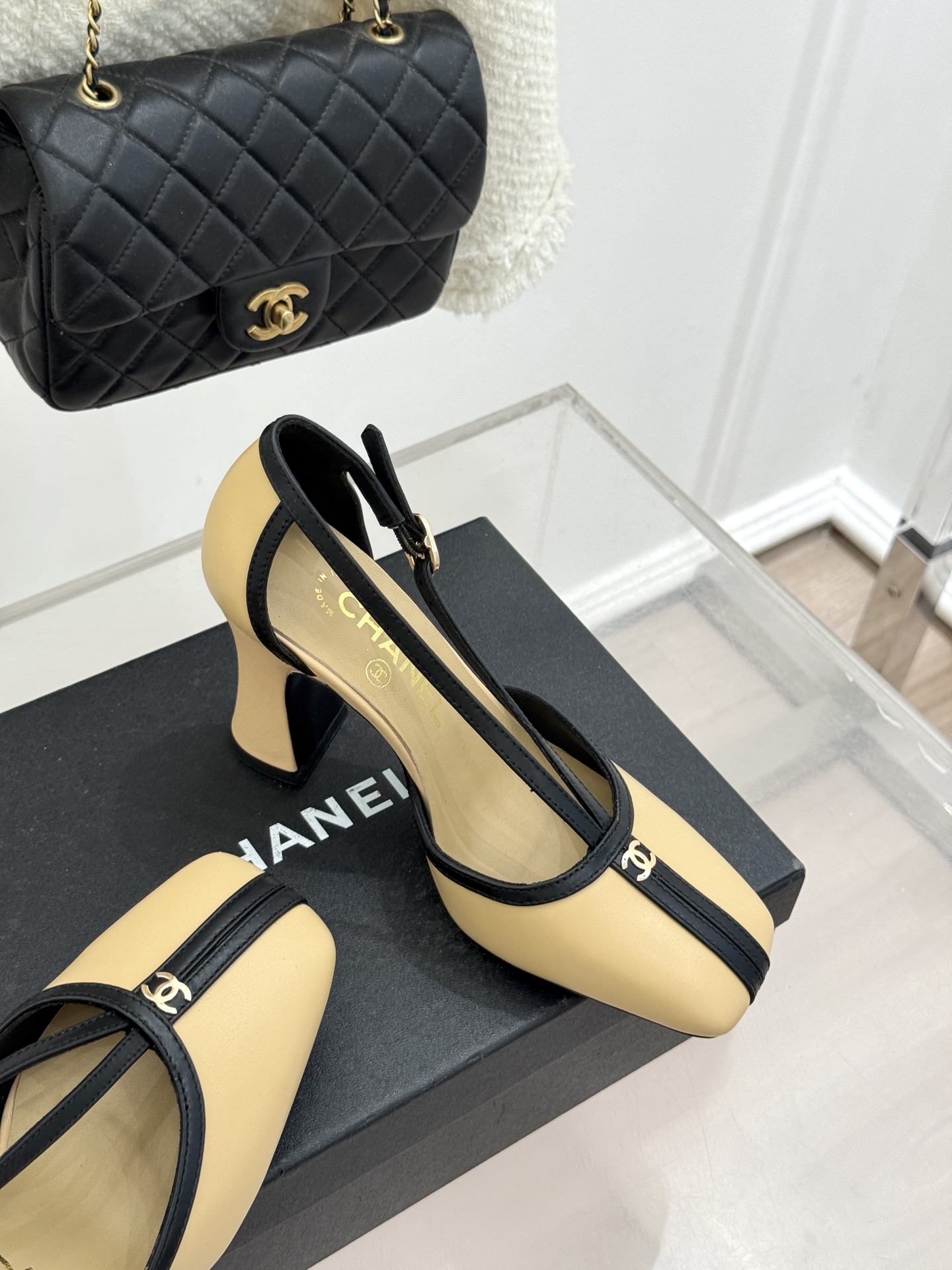 CHANE*｜小香26P小双C拼接V口方头细带中空凉鞋以极简轮廓藏奢美细节。方头鞋型修饰脚型 显利落气质