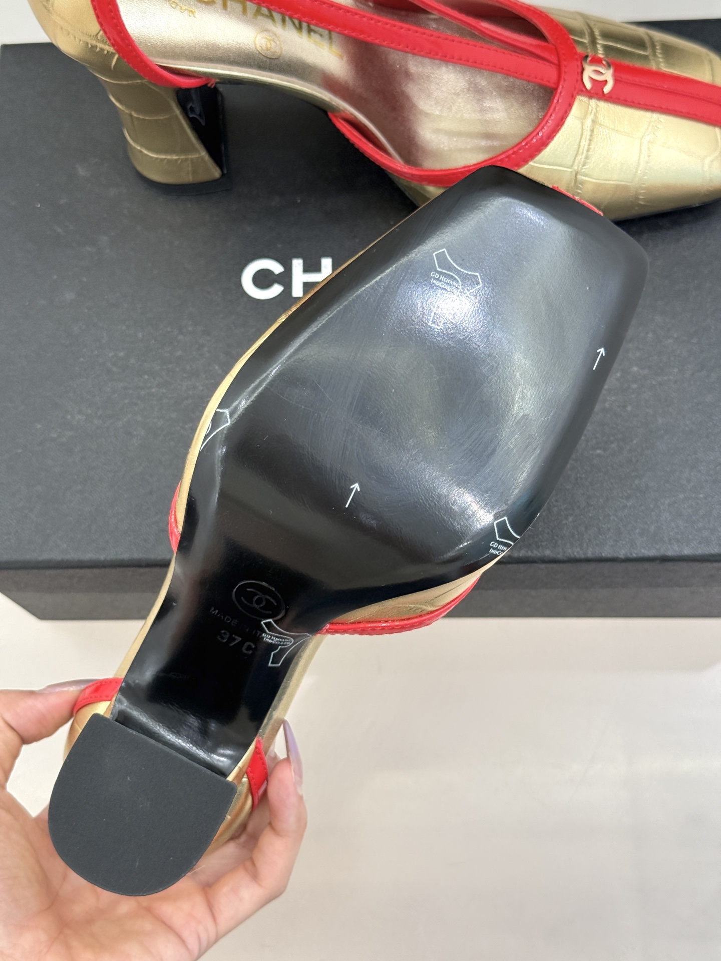 CHANE*｜小香26P小双C拼接V口方头细带中空凉鞋以极简轮廓藏奢美细节。方头鞋型修饰脚型 显利落气质