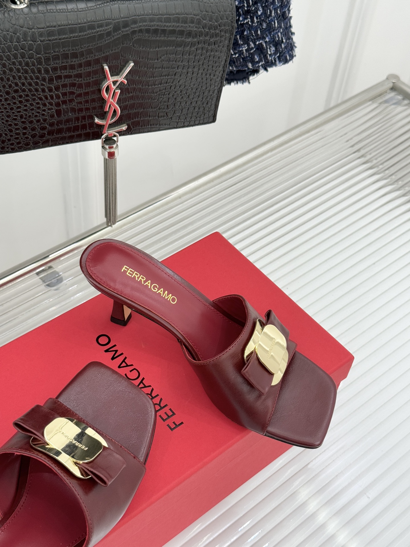 Ferragamo/菲拉格慕26WF新品蝴蝶结金属扣方头高跟拖鞋以经典Vara蝴蝶结与Gancini金属
