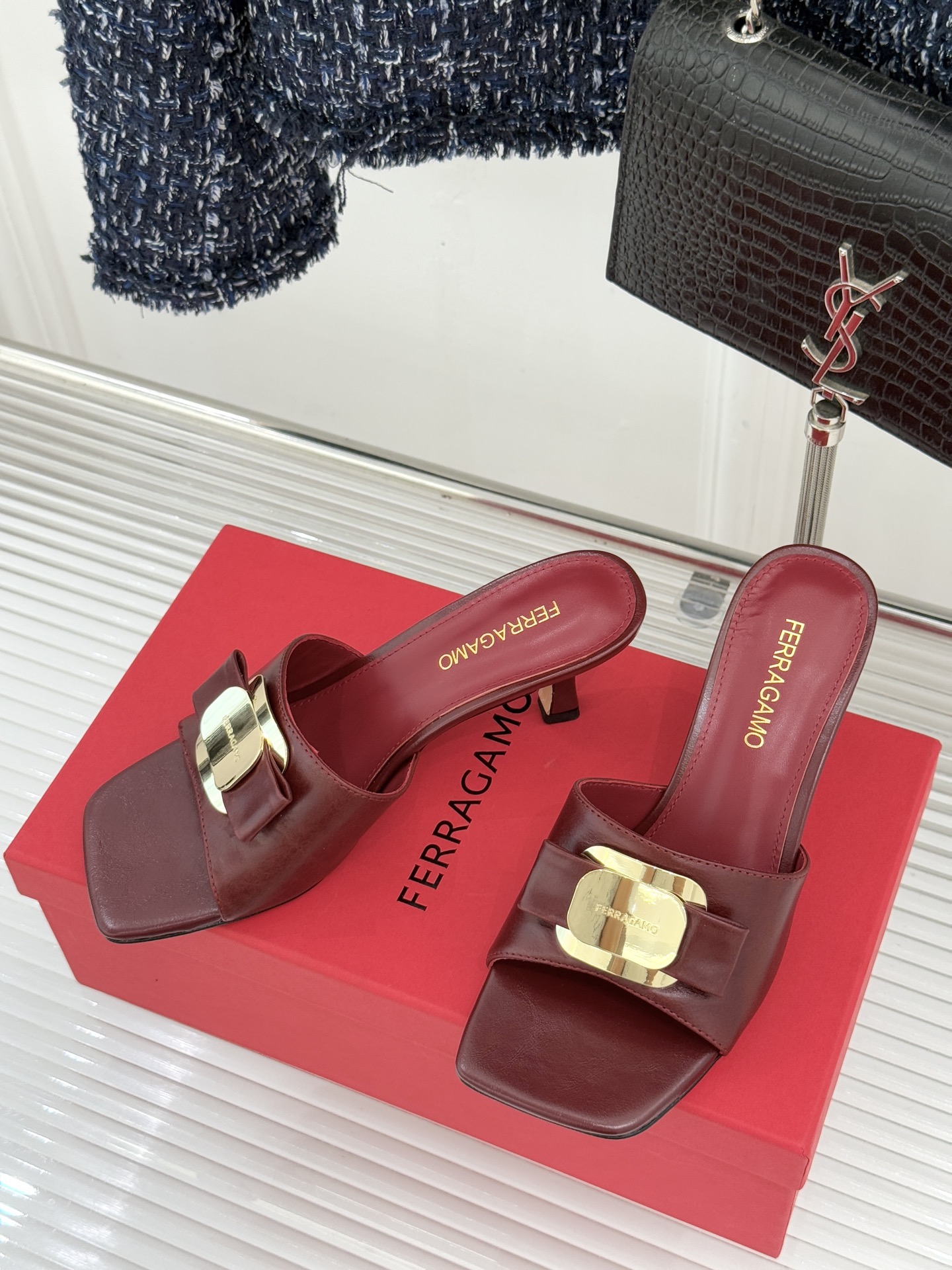 Ferragamo/菲拉格慕26WF新品蝴蝶结金属扣方头高跟拖鞋以经典Vara蝴蝶结与Gancini金属