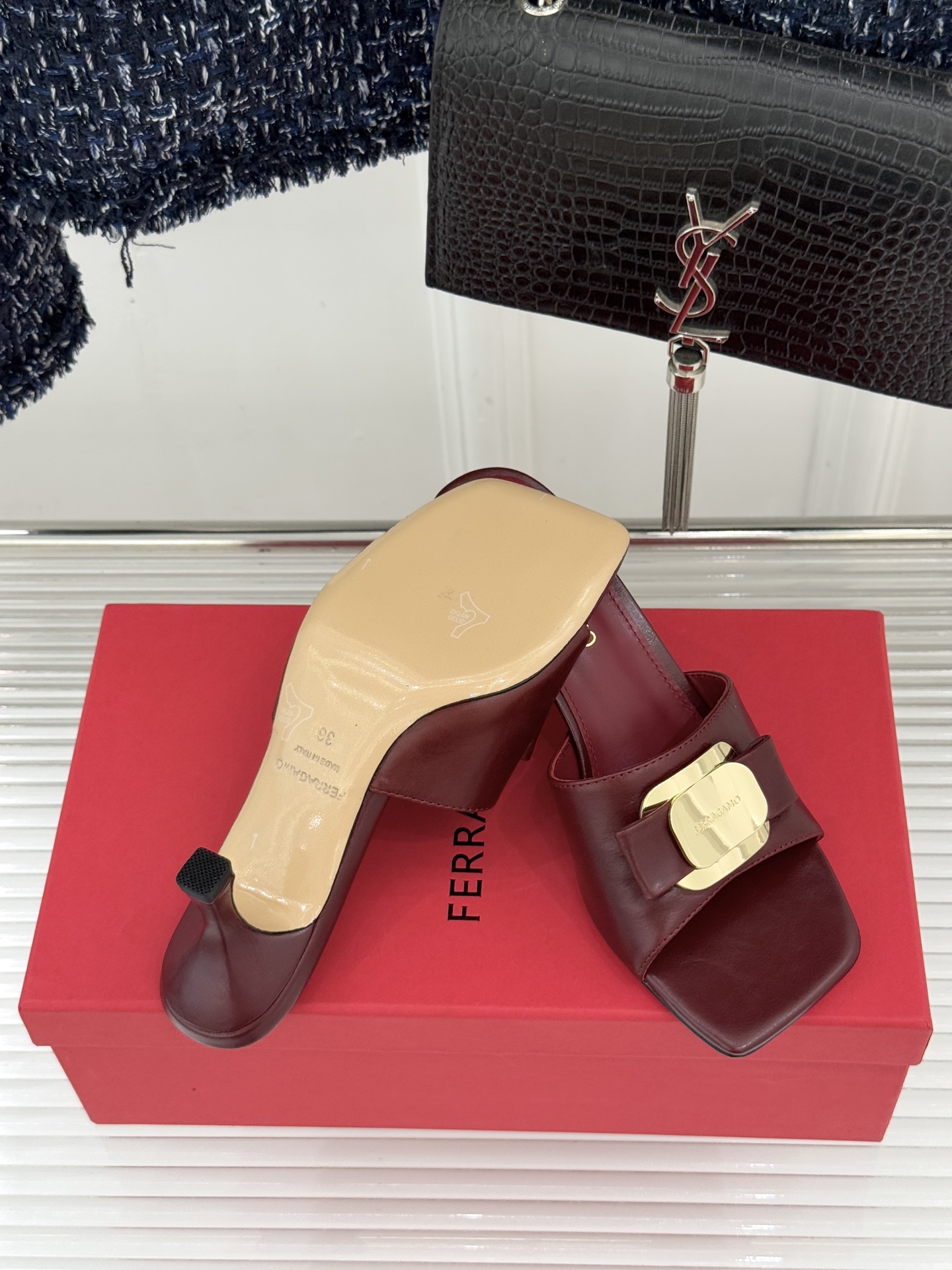 Ferragamo/菲拉格慕26WF新品蝴蝶结金属扣方头高跟拖鞋以经典Vara蝴蝶结与Gancini金属