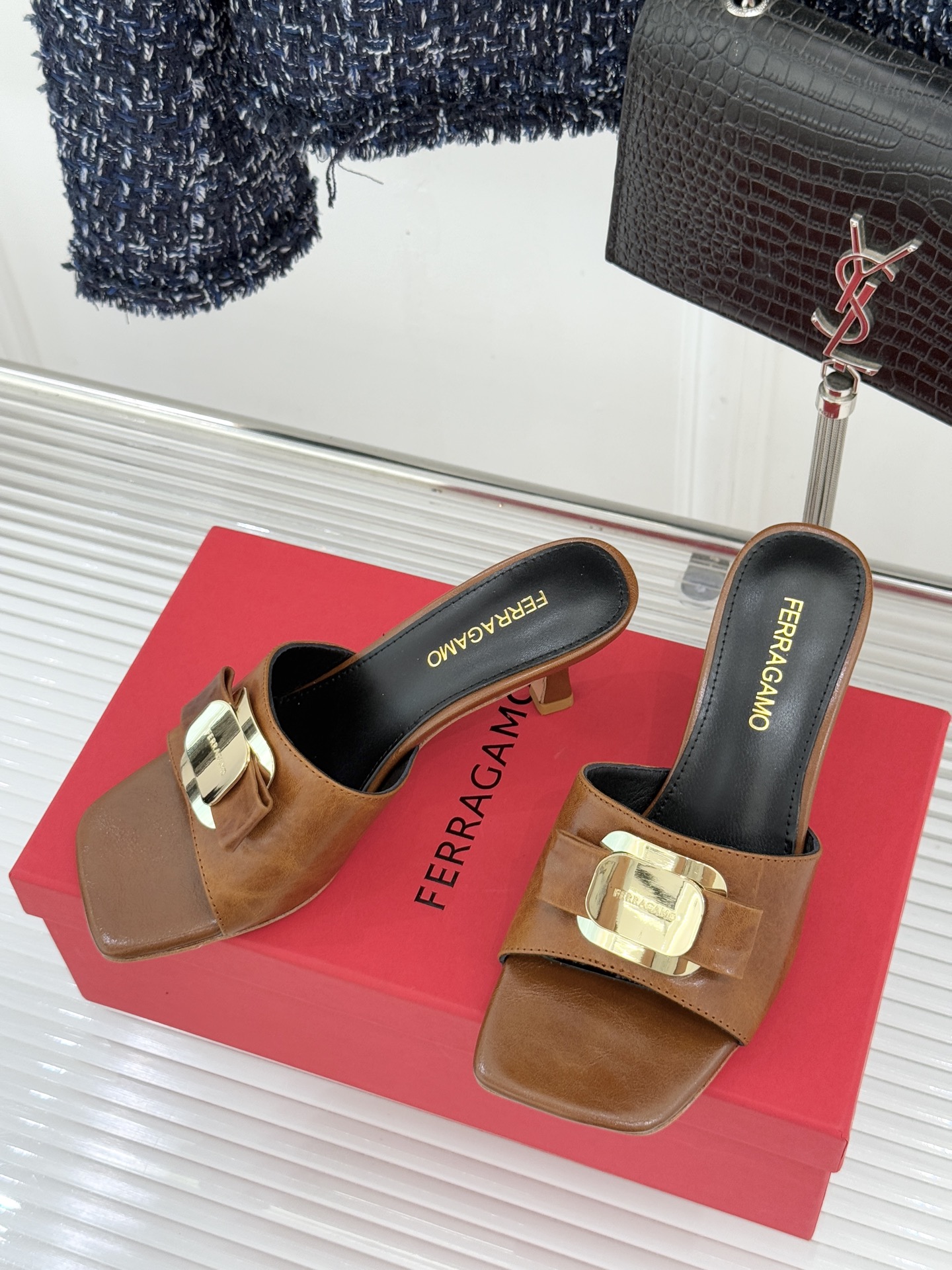 Ferragamo/菲拉格慕26WF新品蝴蝶结金属扣方头高跟拖鞋以经典Vara蝴蝶结与Gancini金属