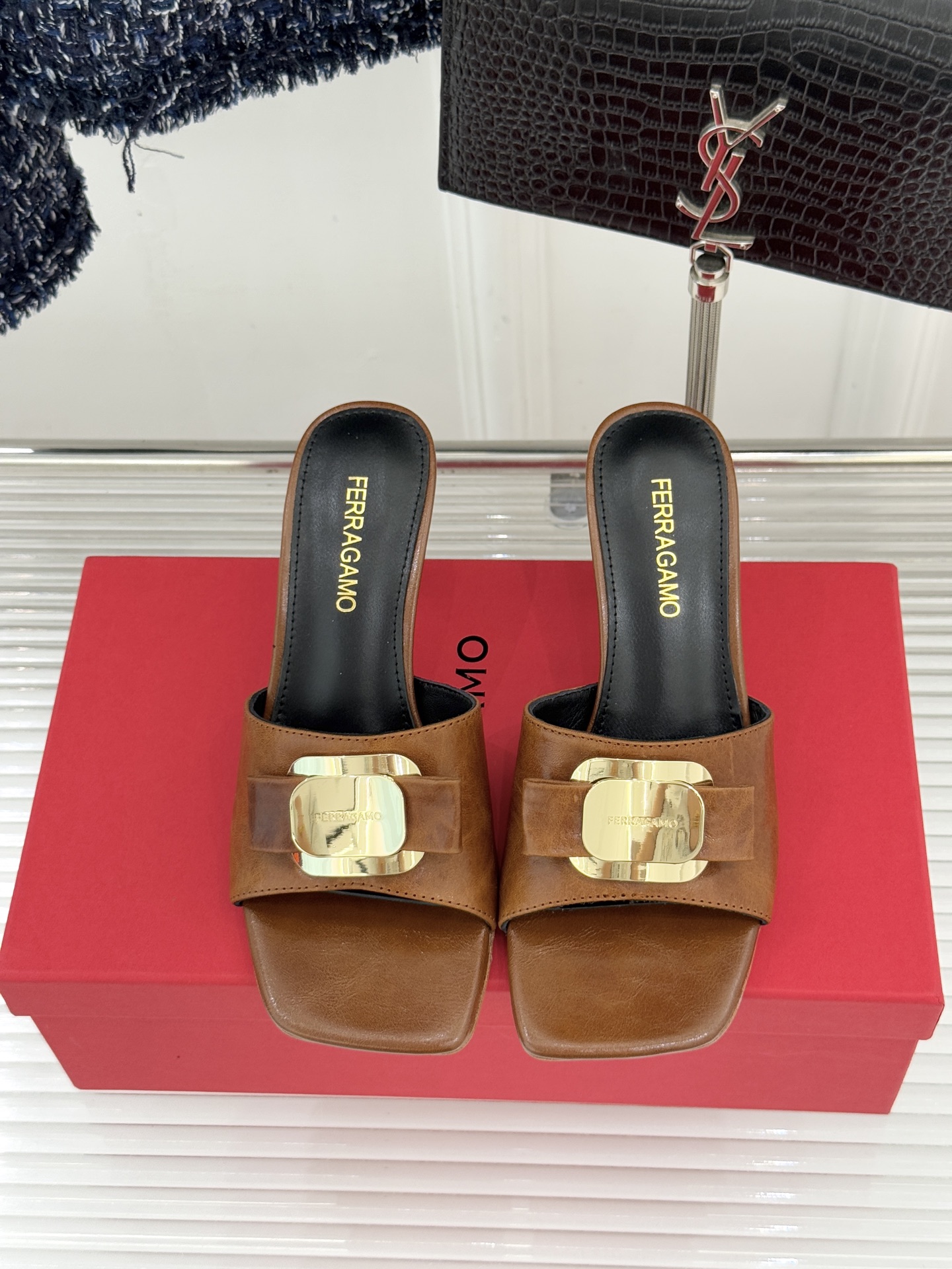 Ferragamo/菲拉格慕26WF新品蝴蝶结金属扣方头高跟拖鞋以经典Vara蝴蝶结与Gancini金属