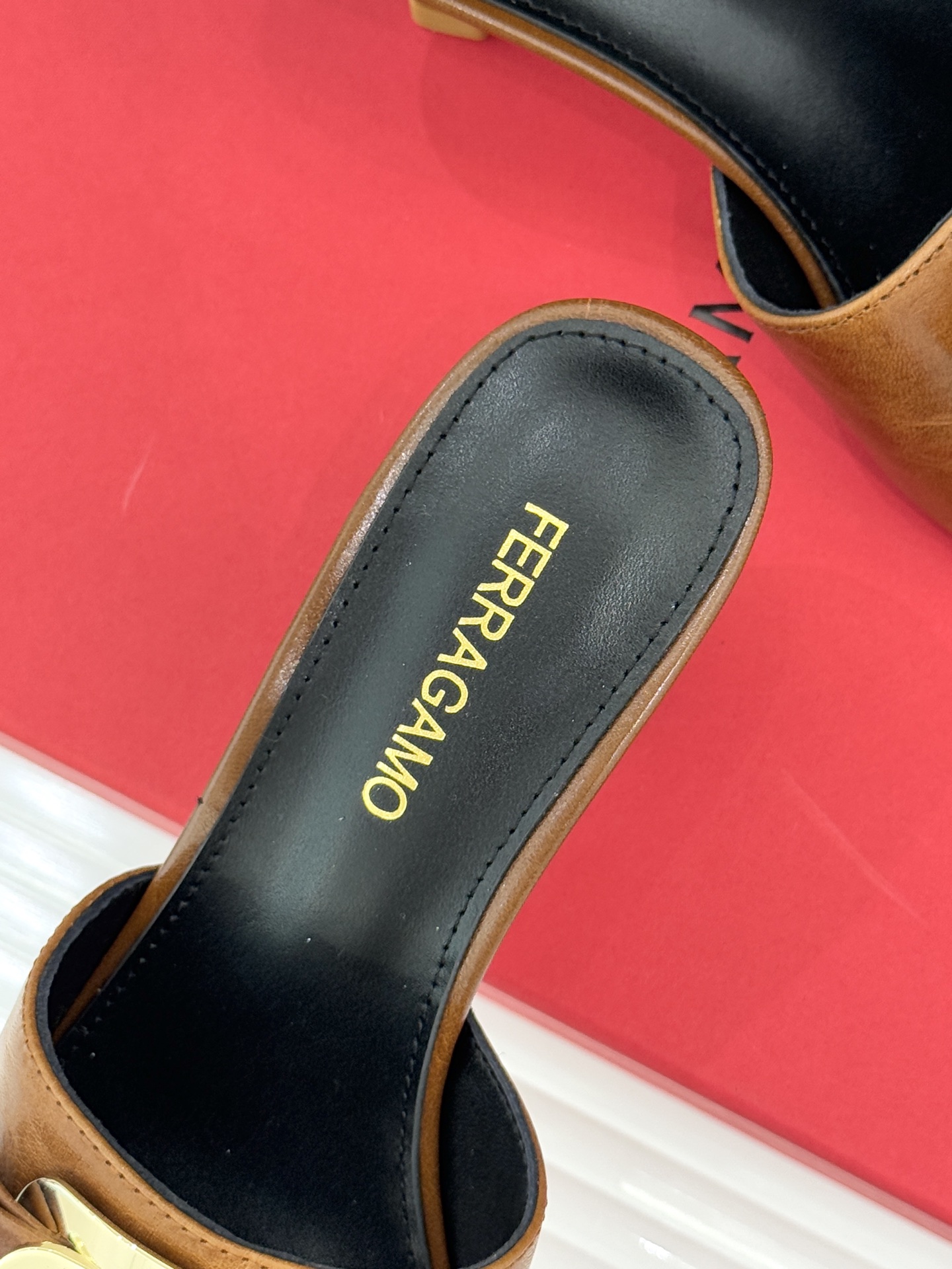 Ferragamo/菲拉格慕26WF新品蝴蝶结金属扣方头高跟拖鞋以经典Vara蝴蝶结与Gancini金属