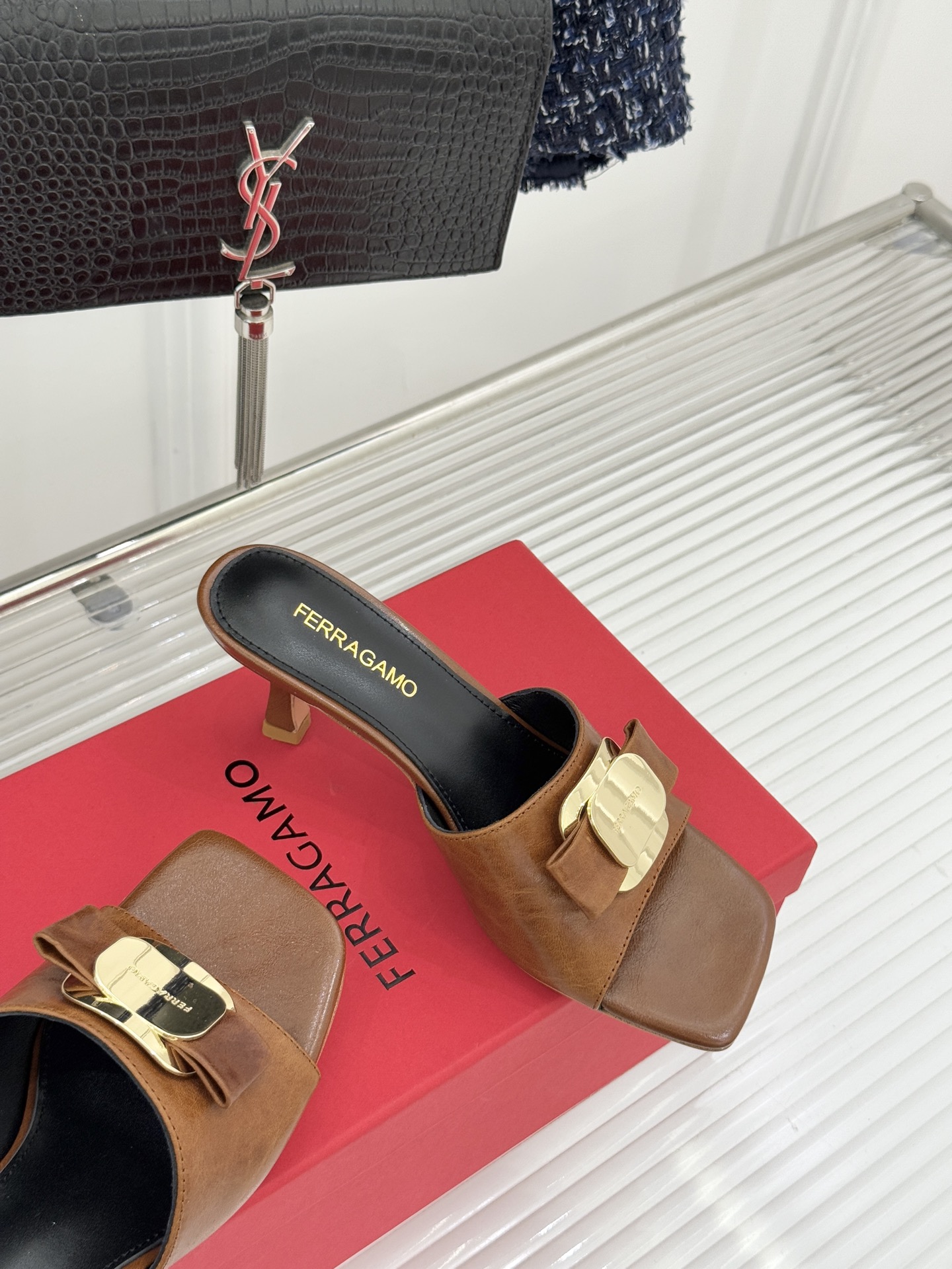 Ferragamo/菲拉格慕26WF新品蝴蝶结金属扣方头高跟拖鞋以经典Vara蝴蝶结与Gancini金属