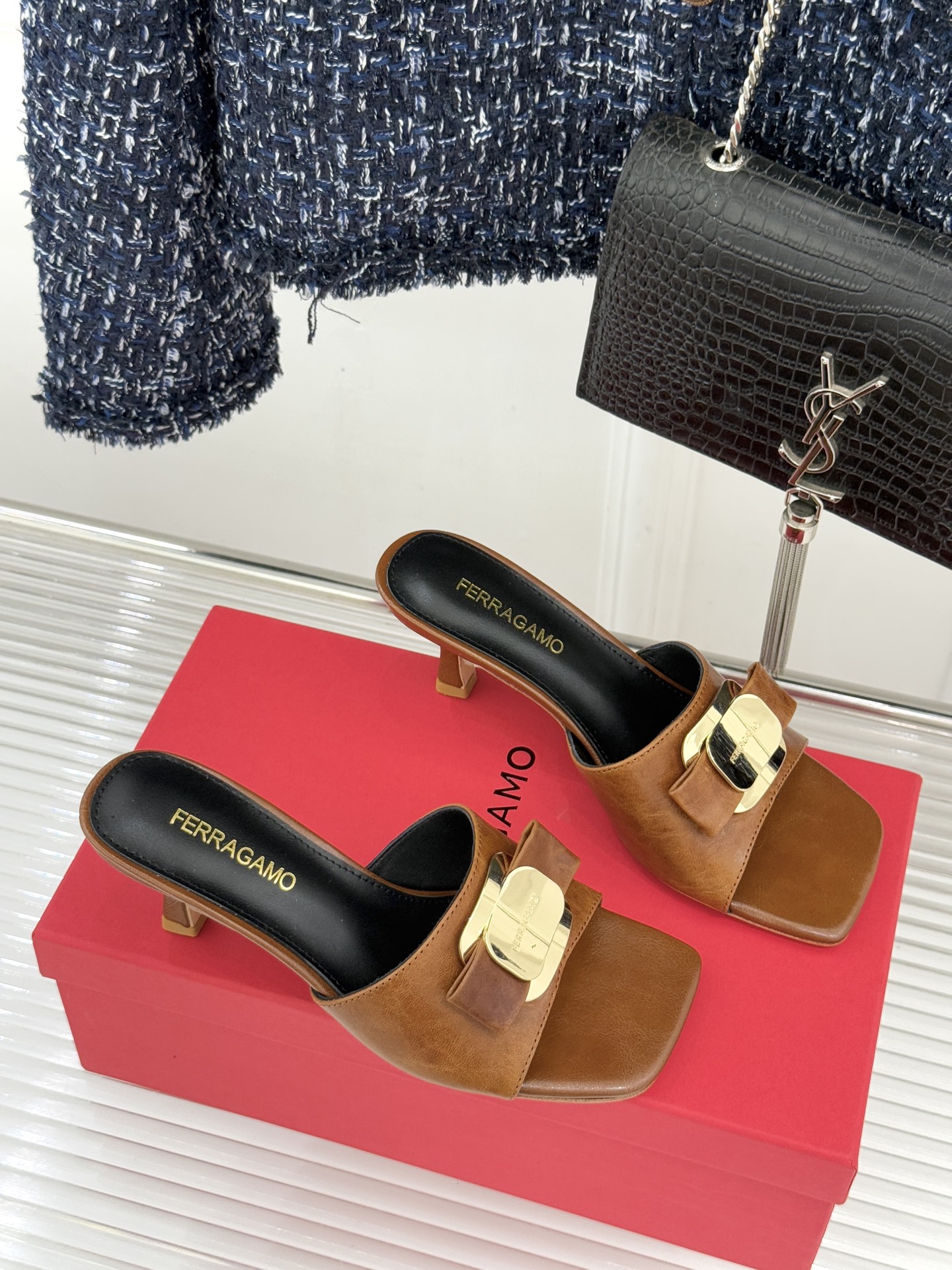 Ferragamo/菲拉格慕26WF新品蝴蝶结金属扣方头高跟拖鞋以经典Vara蝴蝶结与Gancini金属