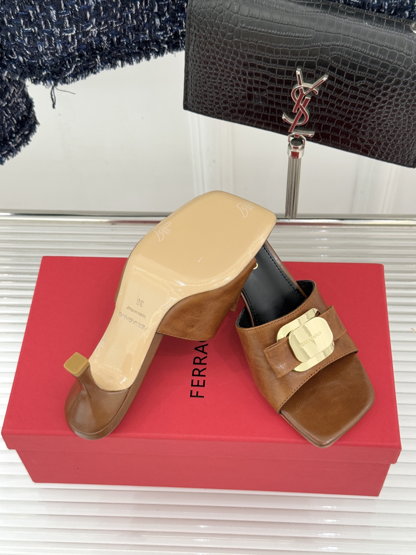 Ferragamo/菲拉格慕26WF新品蝴蝶结金属扣方头高跟拖鞋以经典Vara蝴蝶结与Gancini金属