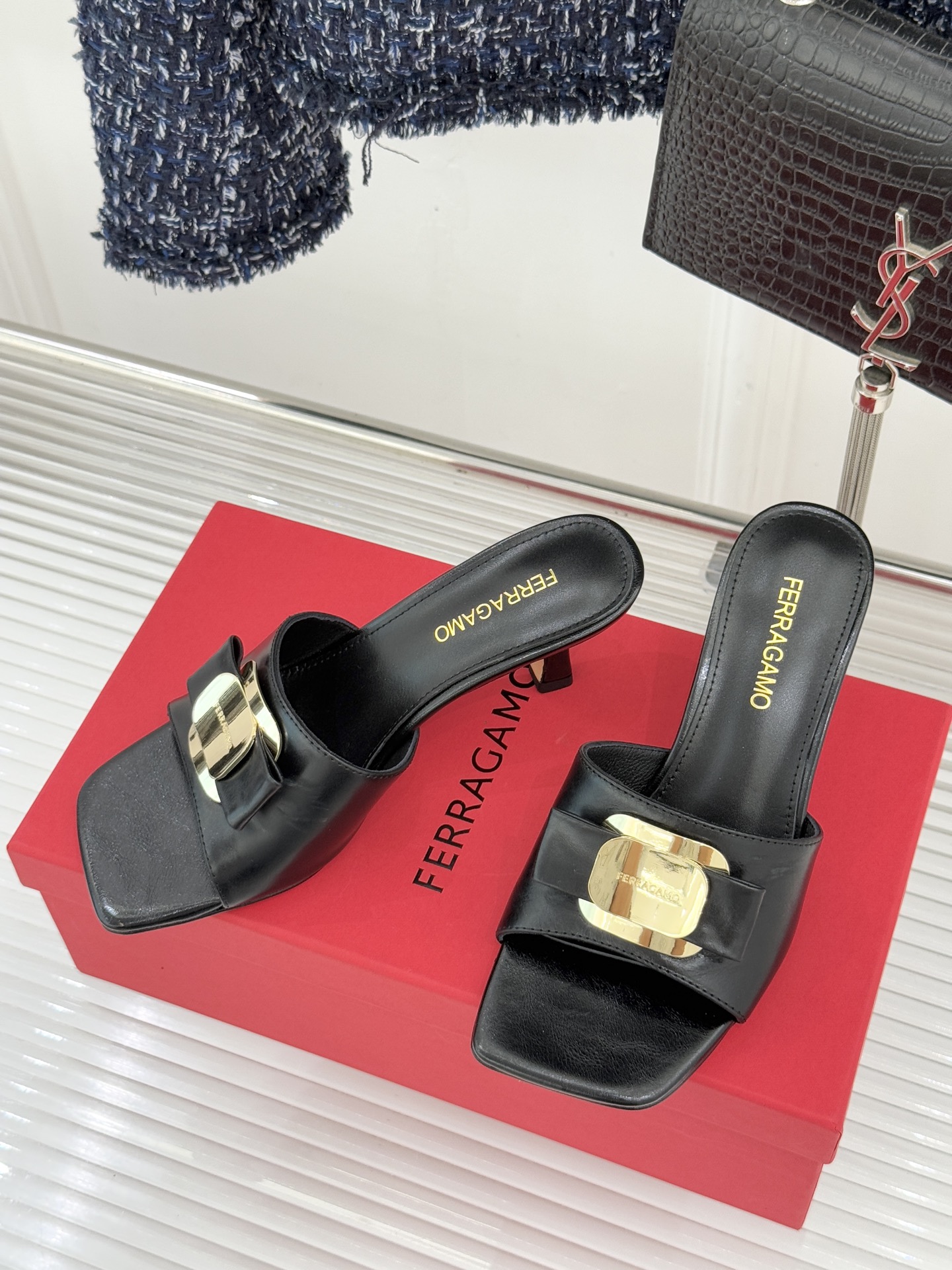 Ferragamo/菲拉格慕26WF新品蝴蝶结金属扣方头高跟拖鞋以经典Vara蝴蝶结与Gancini金属