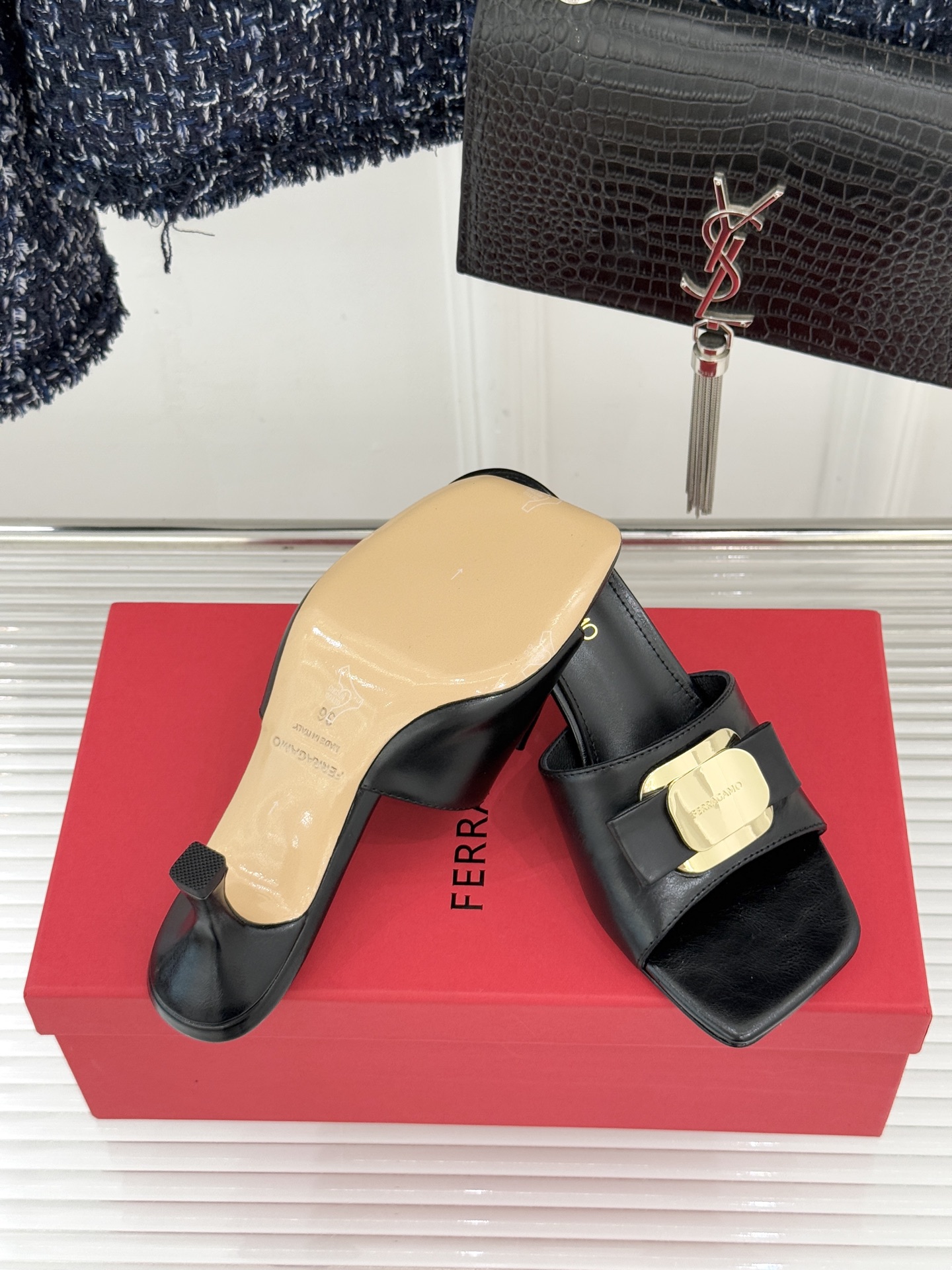 Ferragamo/菲拉格慕26WF新品蝴蝶结金属扣方头高跟拖鞋以经典Vara蝴蝶结与Gancini金属