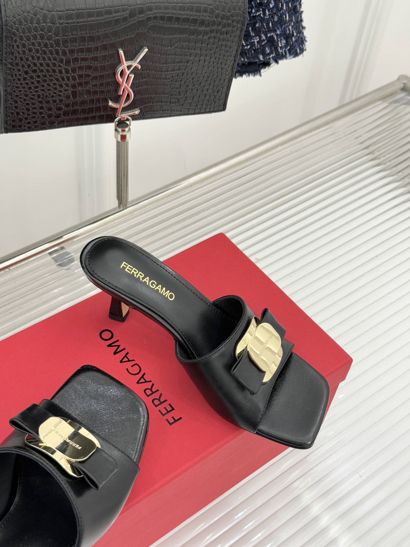 Ferragamo/菲拉格慕26WF新品蝴蝶结金属扣方头高跟拖鞋以经典Vara蝴蝶结与Gancini金属