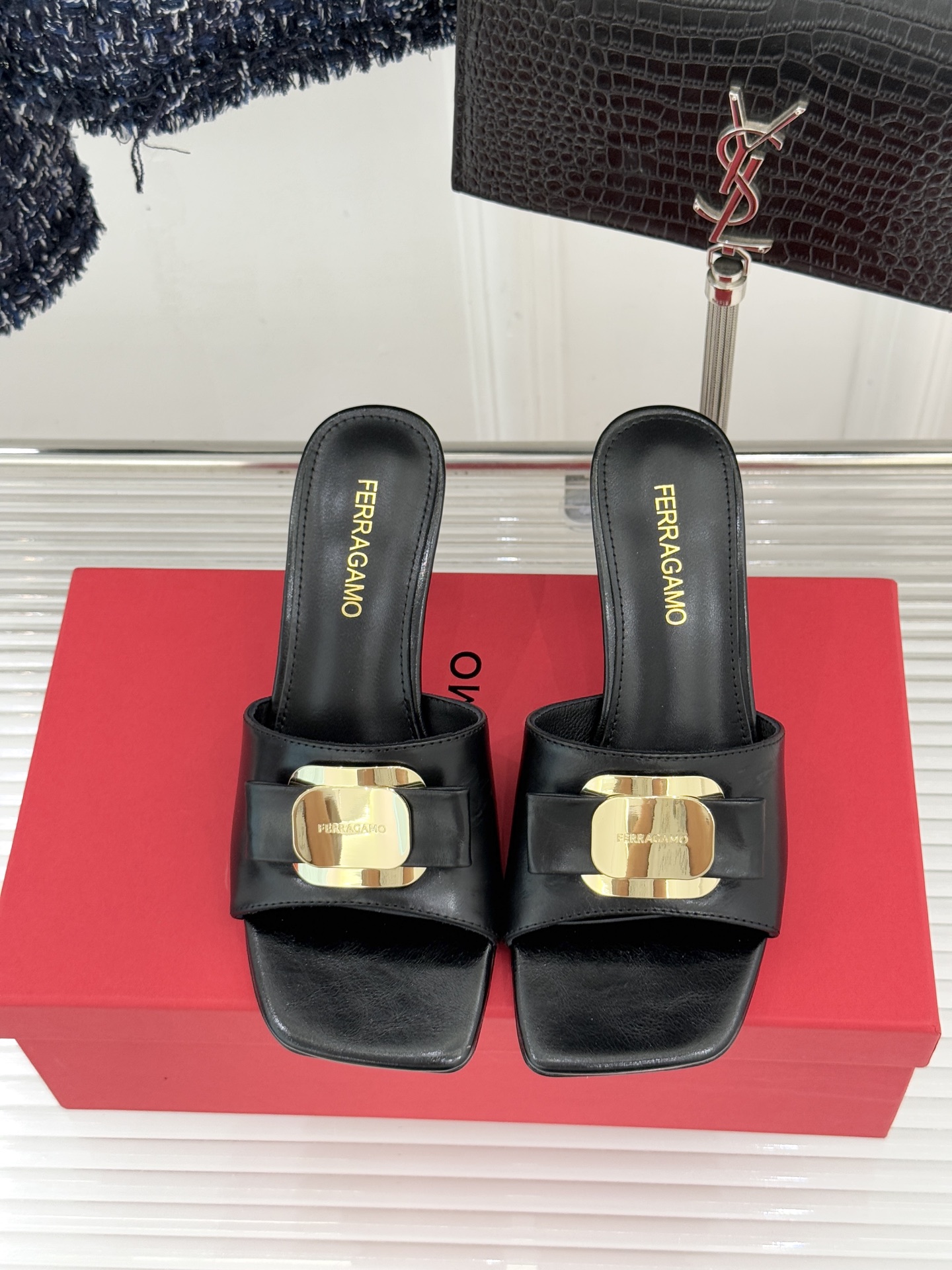 Ferragamo/菲拉格慕26WF新品蝴蝶结金属扣方头高跟拖鞋以经典Vara蝴蝶结与Gancini金属