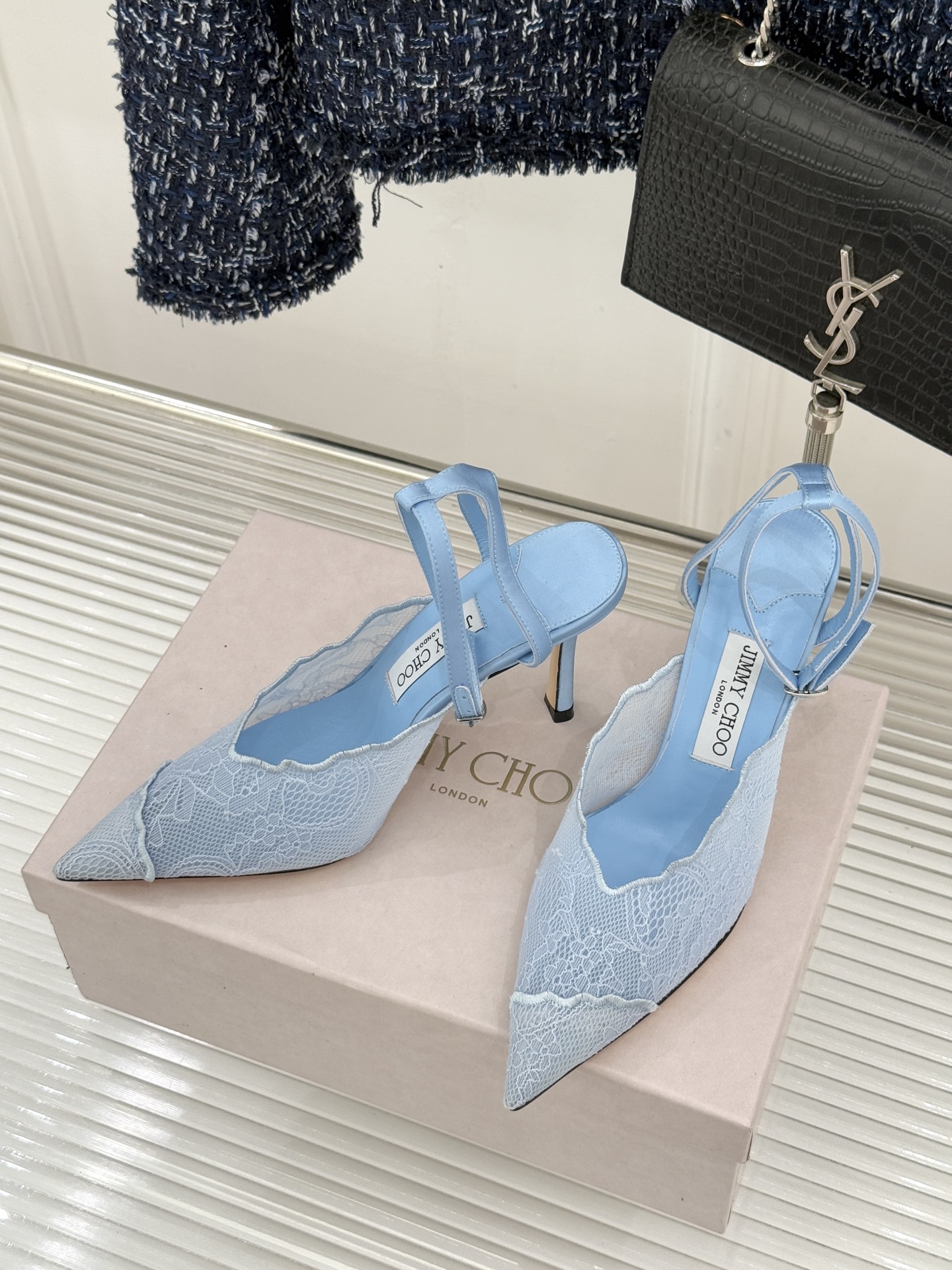 Jimmy Choo/吉米周26WF新品蕾丝金属头高跟凉鞋承袭品牌30年英伦奢雅基因这款凉鞋解锁现代女性