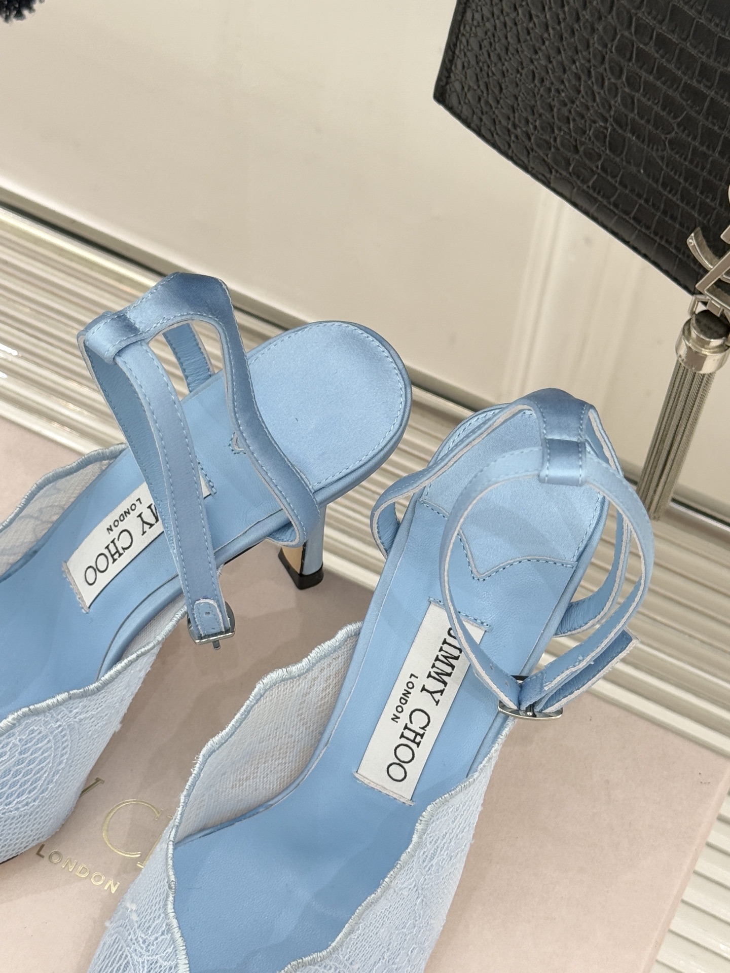 Jimmy Choo/吉米周26WF新品蕾丝金属头高跟凉鞋承袭品牌30年英伦奢雅基因这款凉鞋解锁现代女性