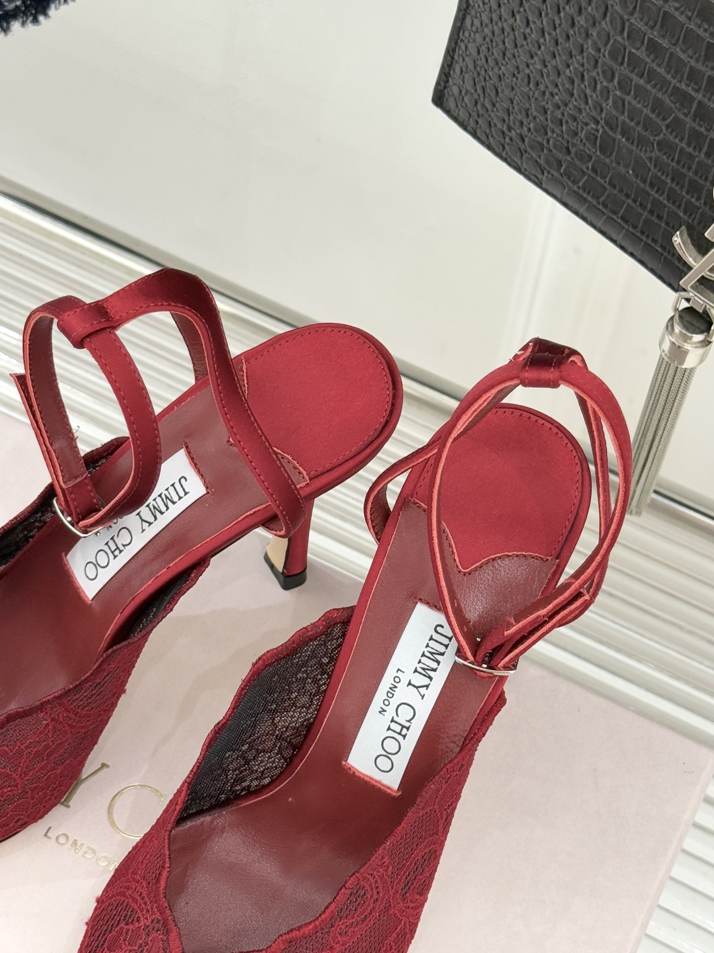 Jimmy Choo/吉米周26WF新品蕾丝金属头高跟凉鞋承袭品牌30年英伦奢雅基因这款凉鞋解锁现代女性