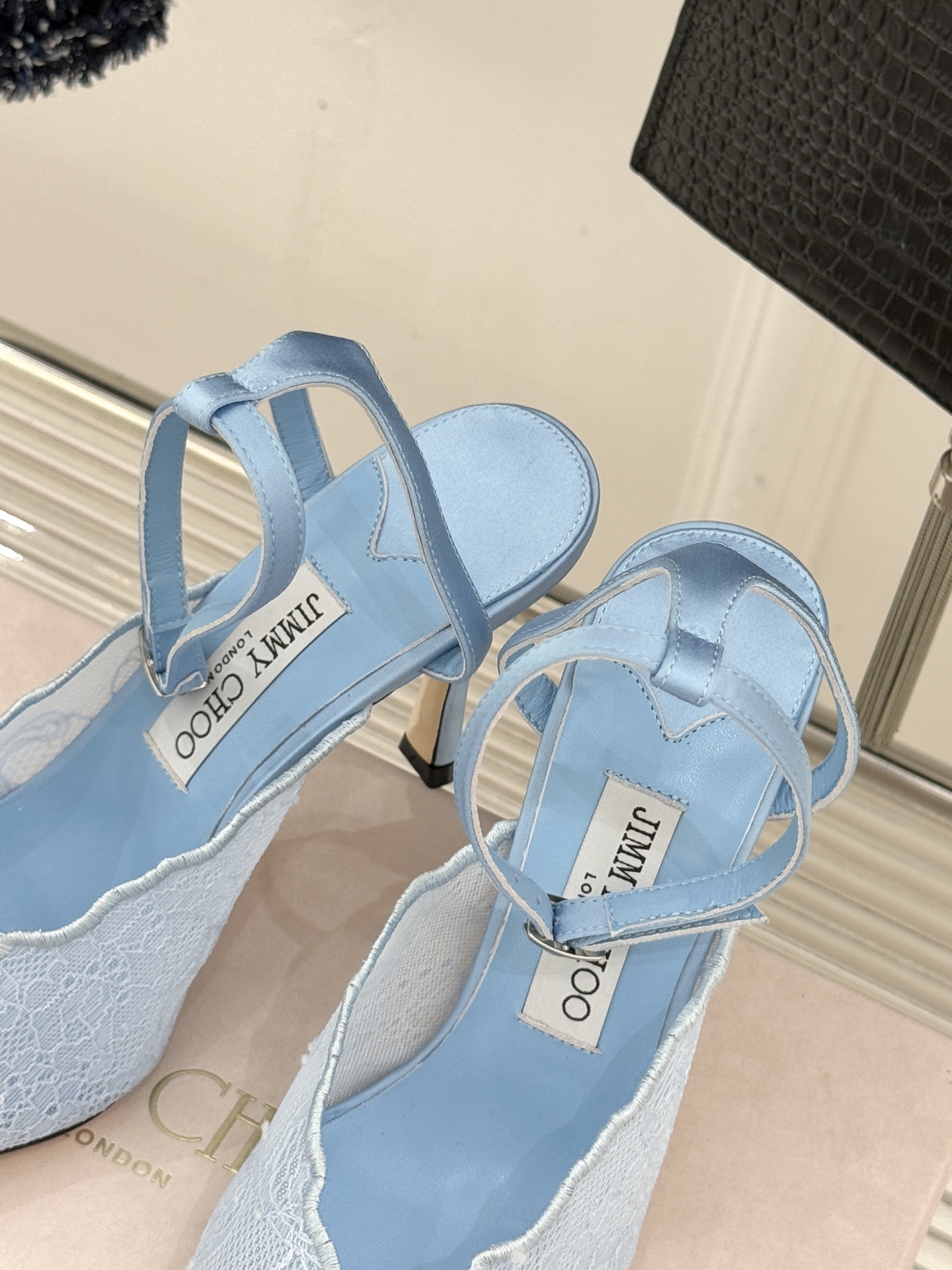 Jimmy Choo/吉米周26WF新品蕾丝金属头高跟凉鞋承袭品牌30年英伦奢雅基因这款凉鞋解锁现代女性