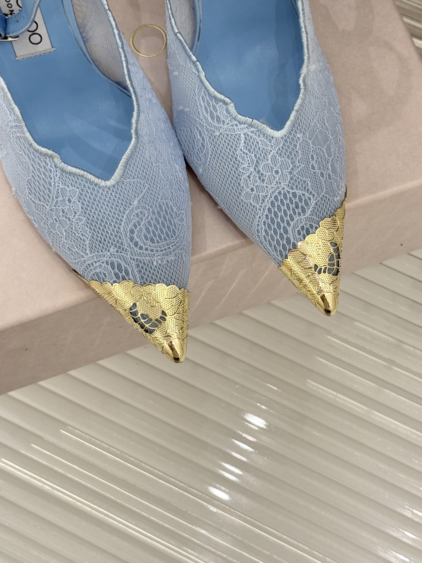 Jimmy Choo/吉米周26WF新品蕾丝金属头高跟凉鞋承袭品牌30年英伦奢雅基因这款凉鞋解锁现代女性