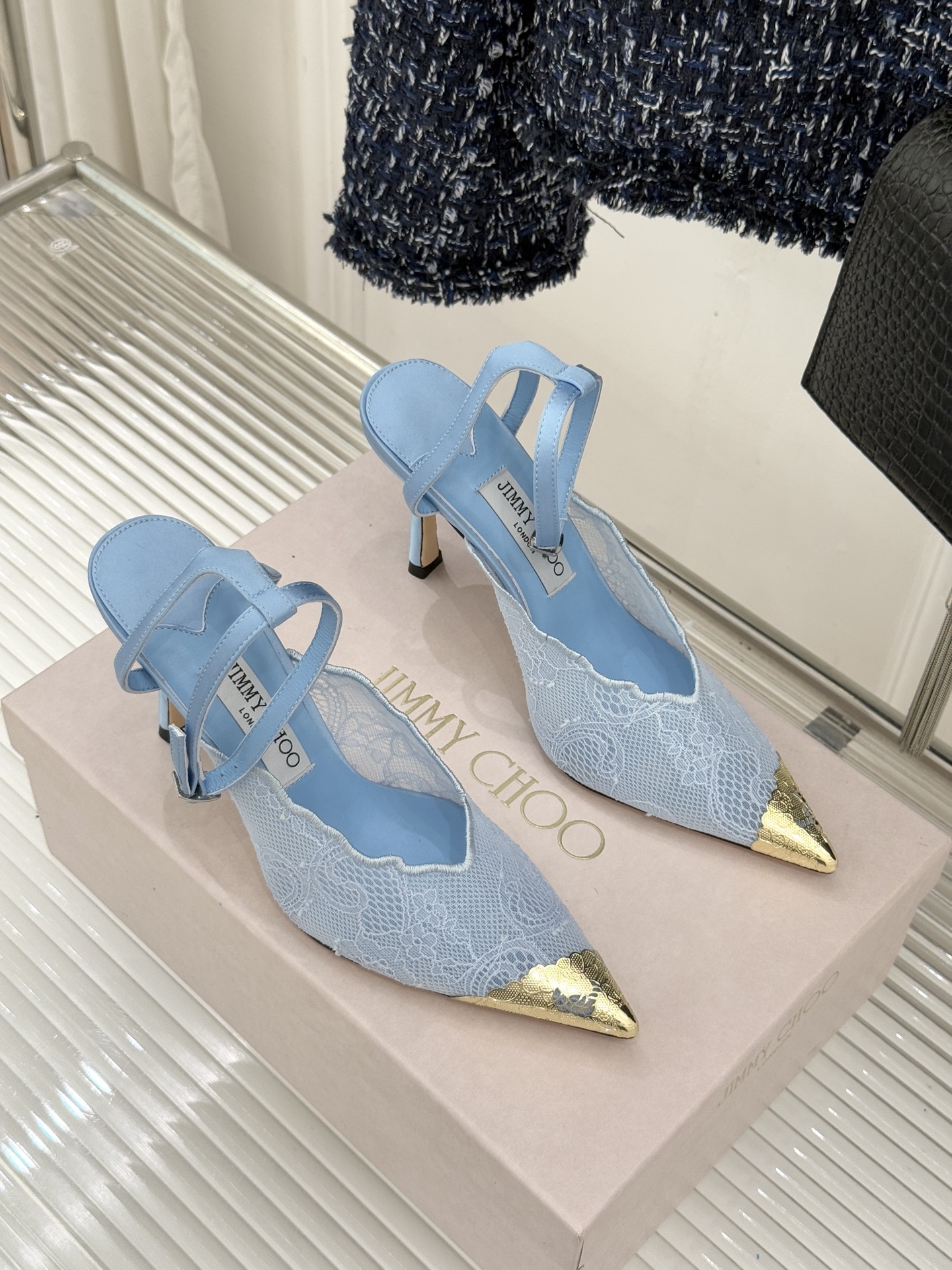 Jimmy Choo/吉米周26WF新品蕾丝金属头高跟凉鞋承袭品牌30年英伦奢雅基因这款凉鞋解锁现代女性