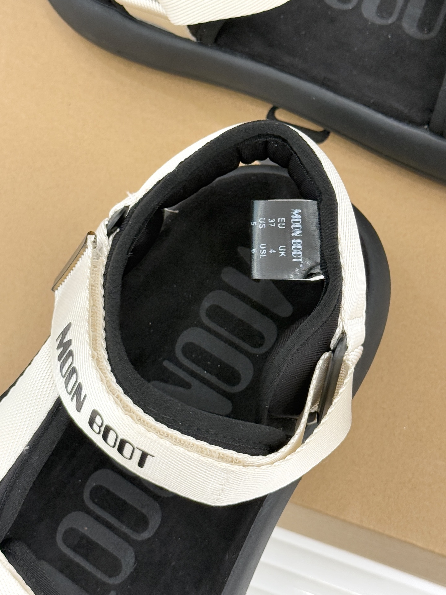 Moon Boot 26WF新品户外厚底休闲凉鞋打破雪地靴边界 解锁山系城市双场景。标志性厚底搭载EVA