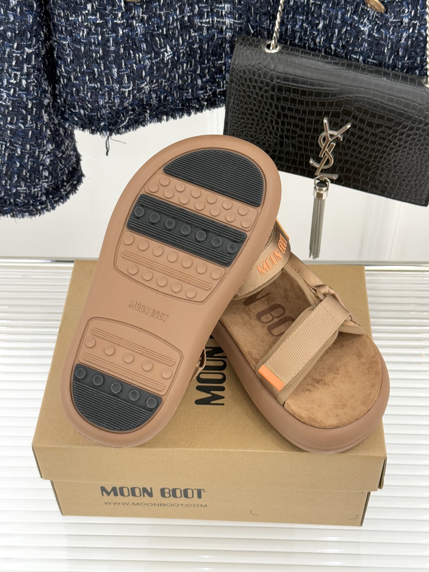 Moon Boot 26WF新品户外厚底休闲凉鞋打破雪地靴边界 解锁山系城市双场景。标志性厚底搭载EVA