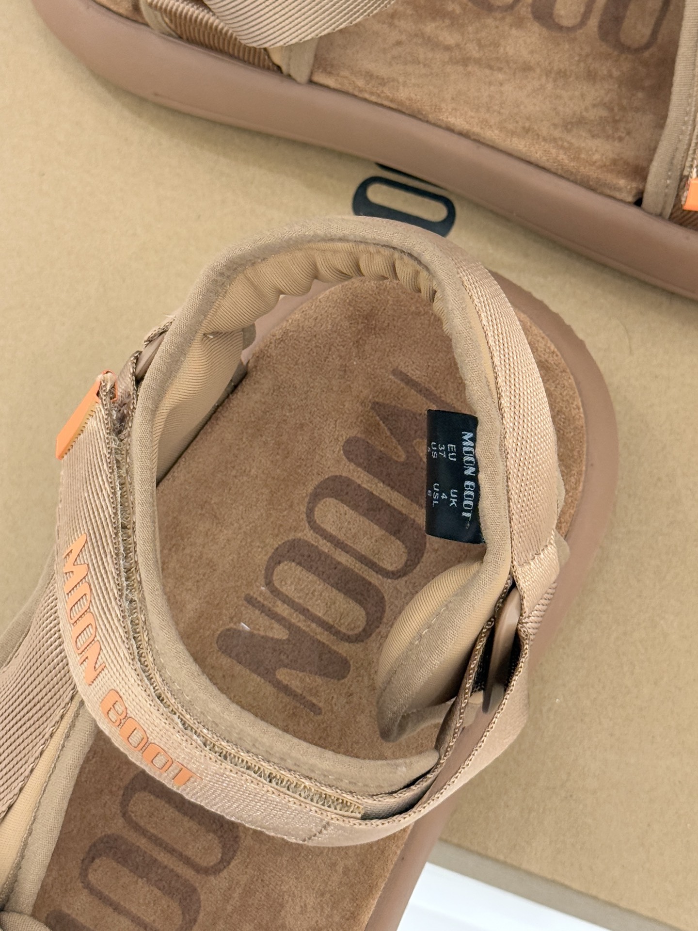Moon Boot 26WF新品户外厚底休闲凉鞋打破雪地靴边界 解锁山系城市双场景。标志性厚底搭载EVA