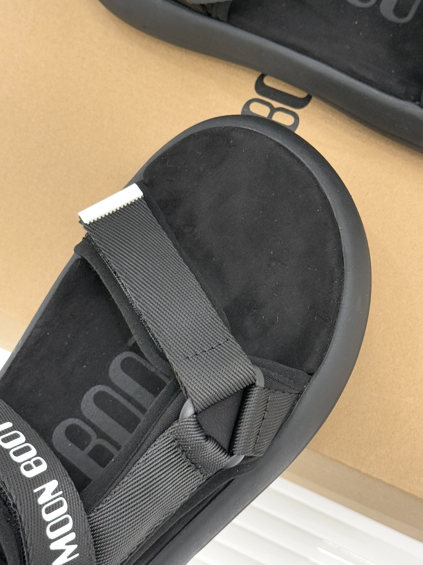 Moon Boot 26WF新品户外厚底休闲凉鞋打破雪地靴边界 解锁山系城市双场景。标志性厚底搭载EVA