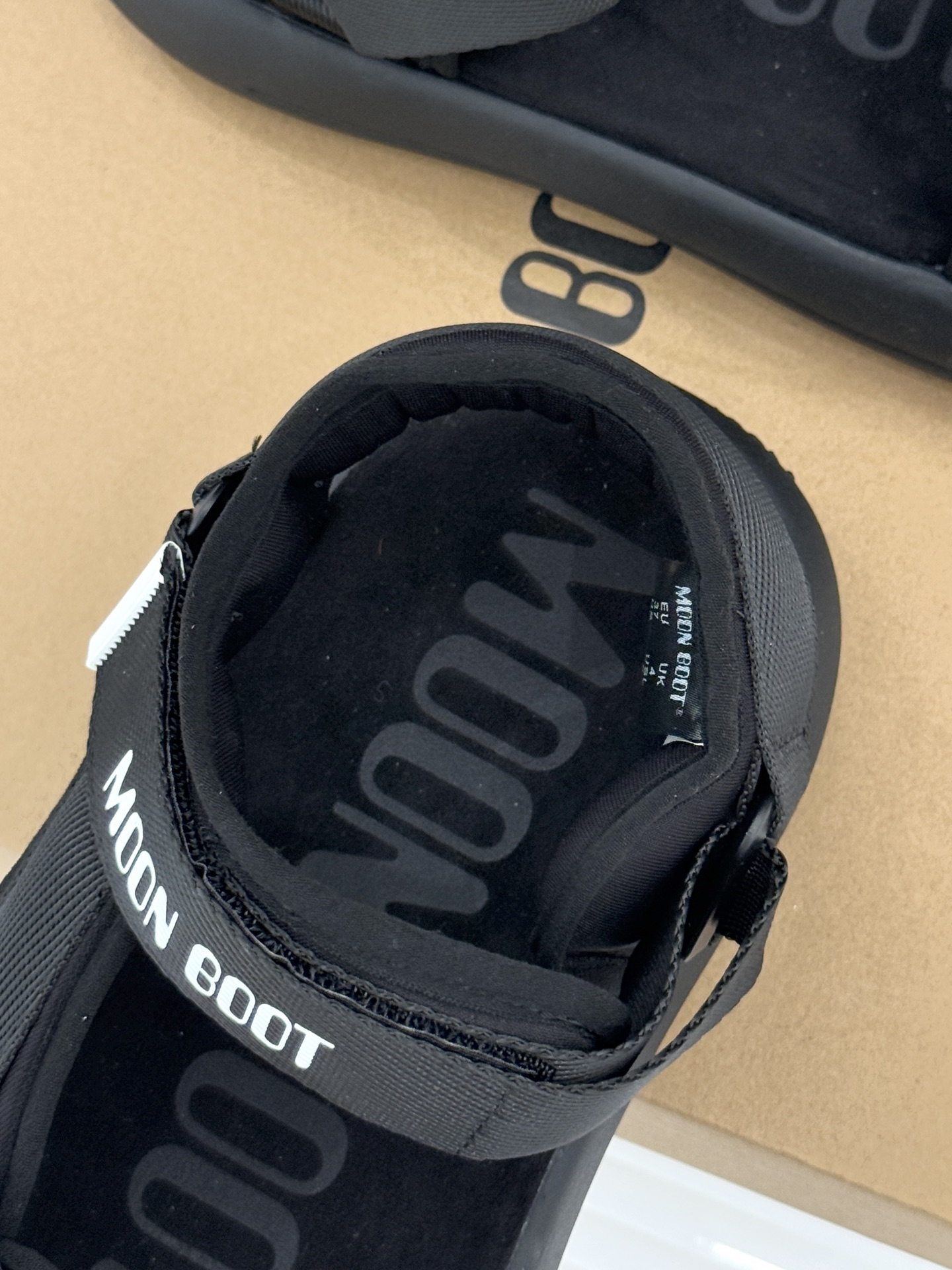 Moon Boot 26WF新品户外厚底休闲凉鞋打破雪地靴边界 解锁山系城市双场景。标志性厚底搭载EVA