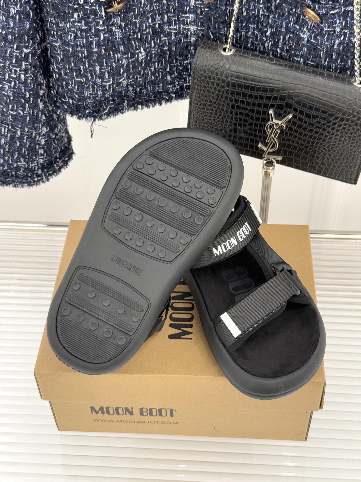 Moon Boot 26WF新品户外厚底休闲凉鞋打破雪地靴边界 解锁山系城市双场景。标志性厚底搭载EVA
