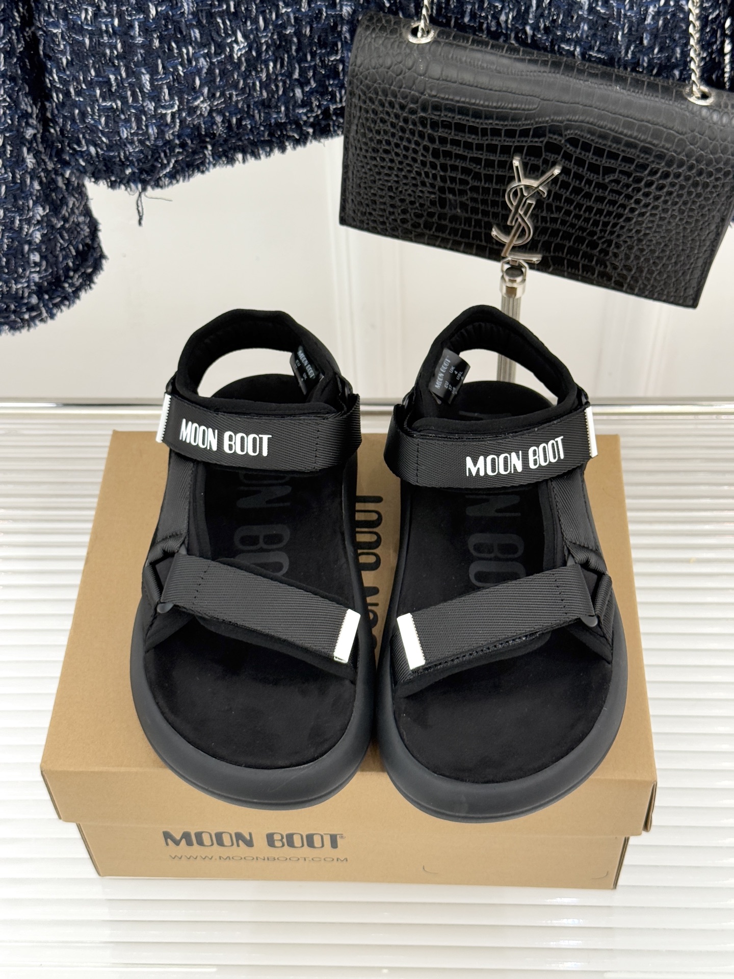 Moon Boot 26WF新品户外厚底休闲凉鞋打破雪地靴边界 解锁山系城市双场景。标志性厚底搭载EVA