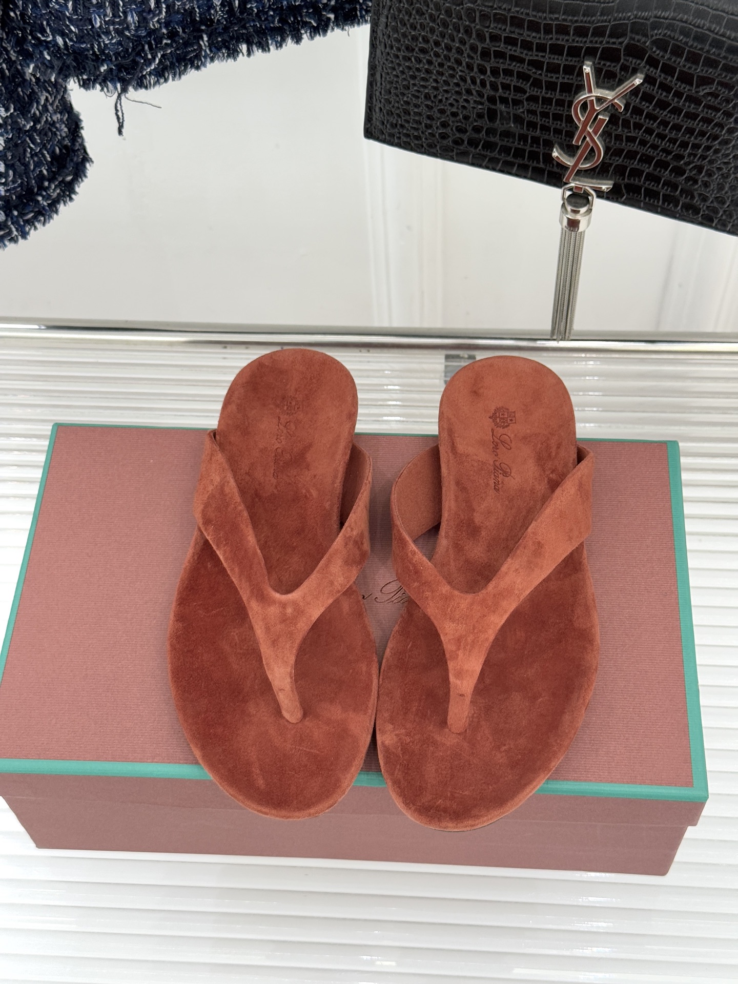 Loro Piana/LPWF新品极简复古绒面夹脚人字拖鞋 以静奢美学定义夏日松弛。甄选意大利顶级麂皮 