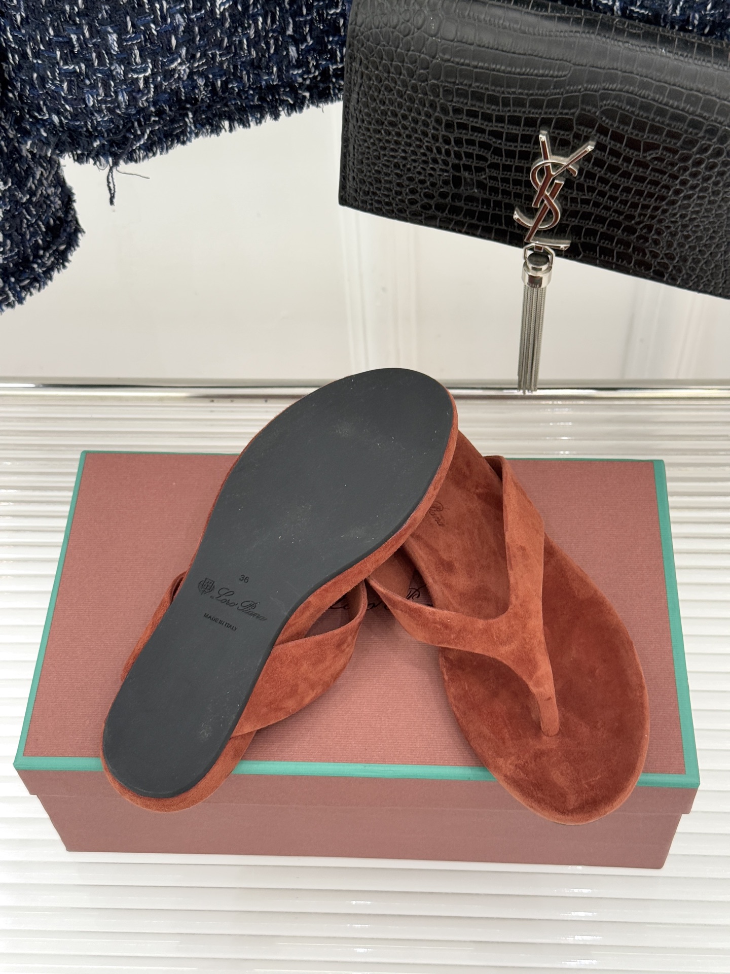 Loro Piana/LPWF新品极简复古绒面夹脚人字拖鞋 以静奢美学定义夏日松弛。甄选意大利顶级麂皮 